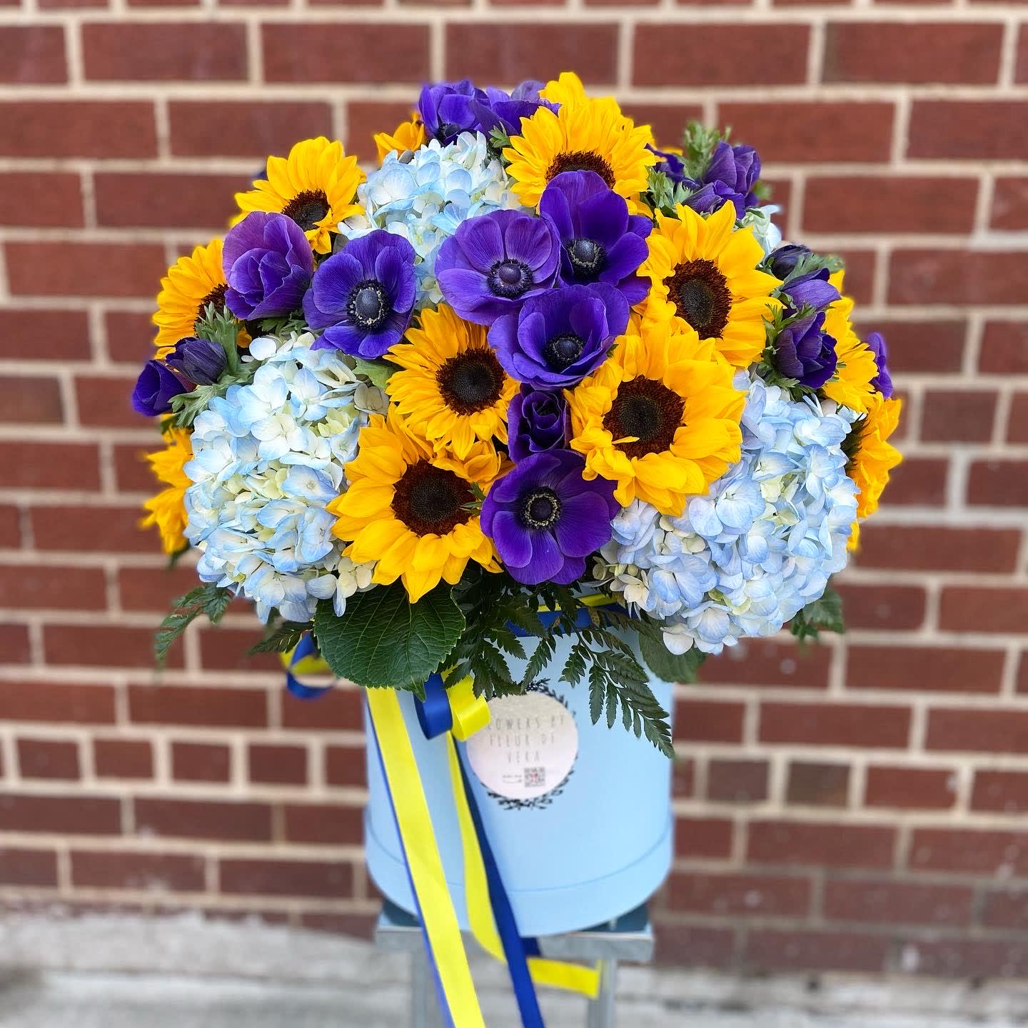 X-Large flowers box. The Photo Shows A Premium Size. - The Photo Shows A Premium Size.