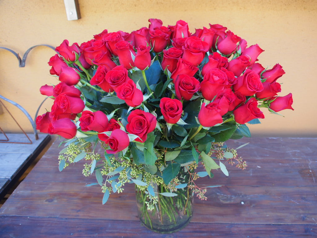 100 Red Roses 100 Red Roses - One hundred red roses in a clear vase