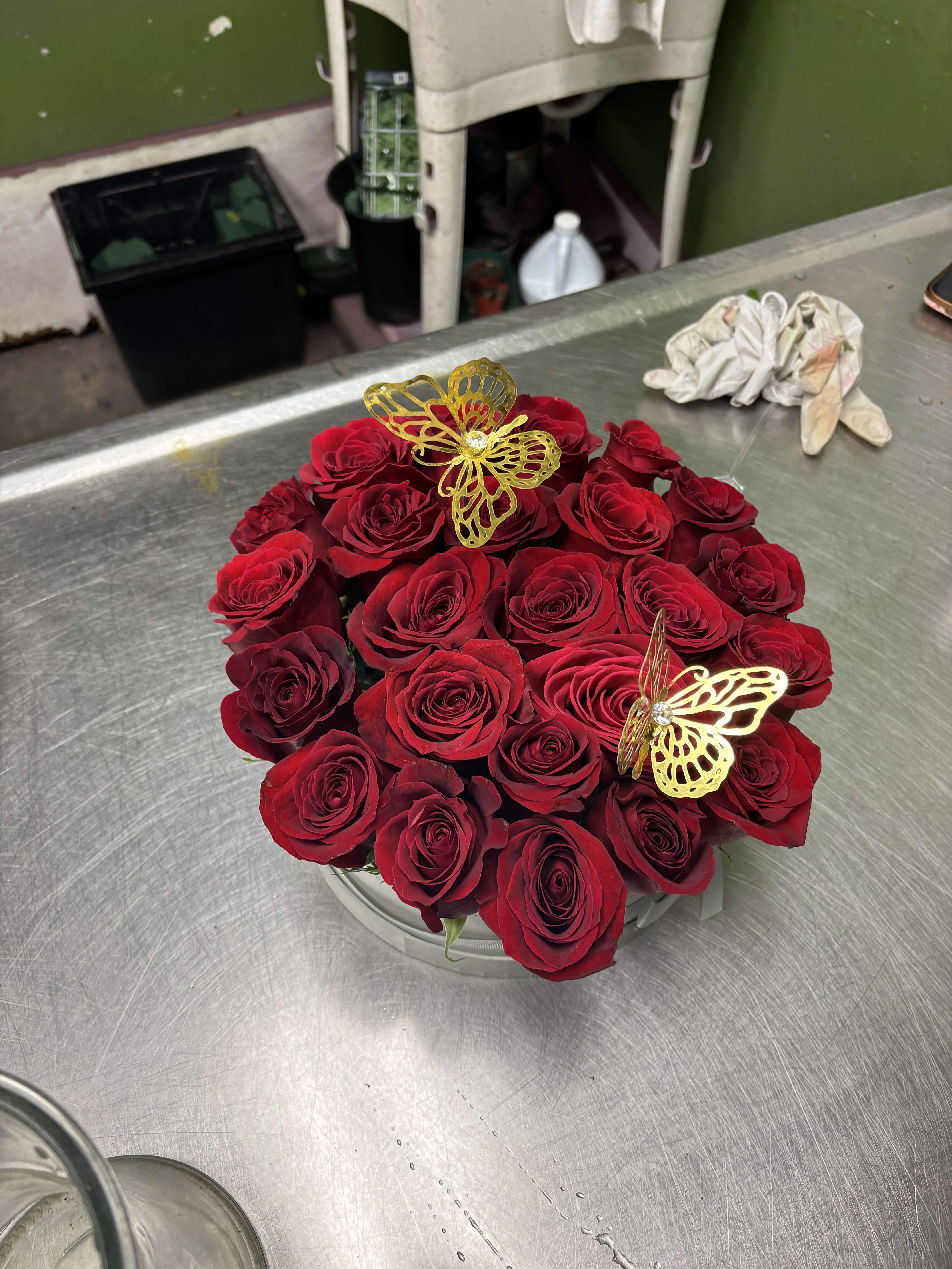 Hatful Love Hatful Love - Show your love with this unique hatbox filled with 24 roses.