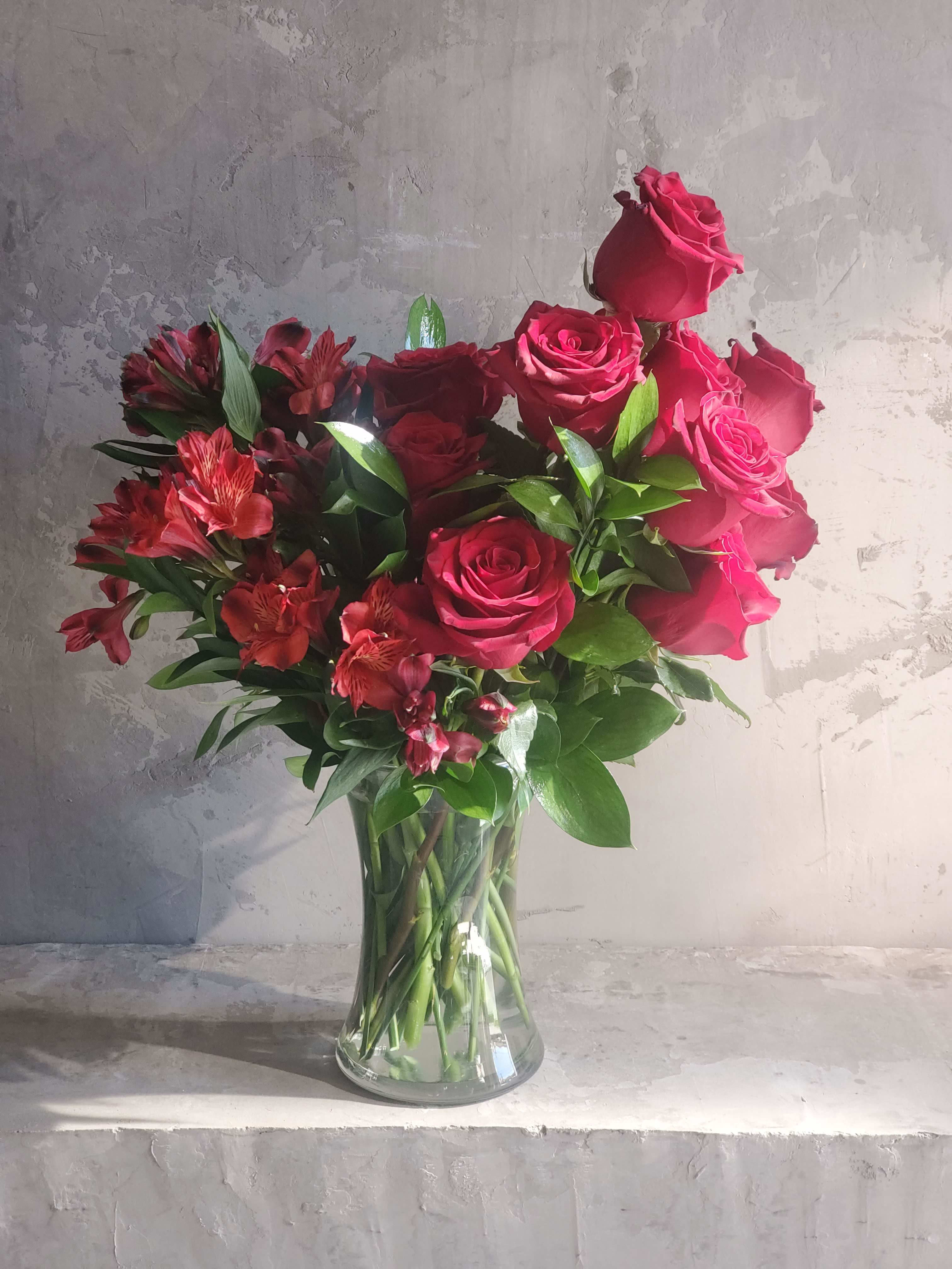 Pretty in Vase Pretty in Vase - A simple yet beautiful arrangement in a vase with Premium Red roses and Alstroemeria.