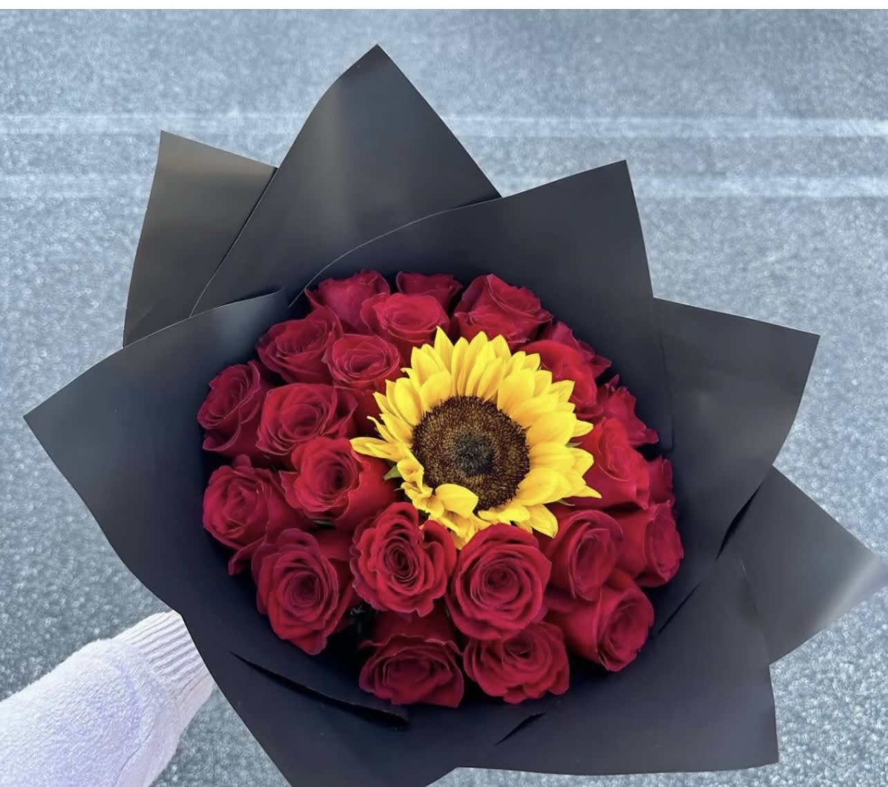 SUNNY ROSES RAMO BUCHON SUNNY ROSES RAMO BUCHON - PERFECTLY DESIGNED HAND TIED ROSES WITH SUNFLOWERS IN THE MIDDLE