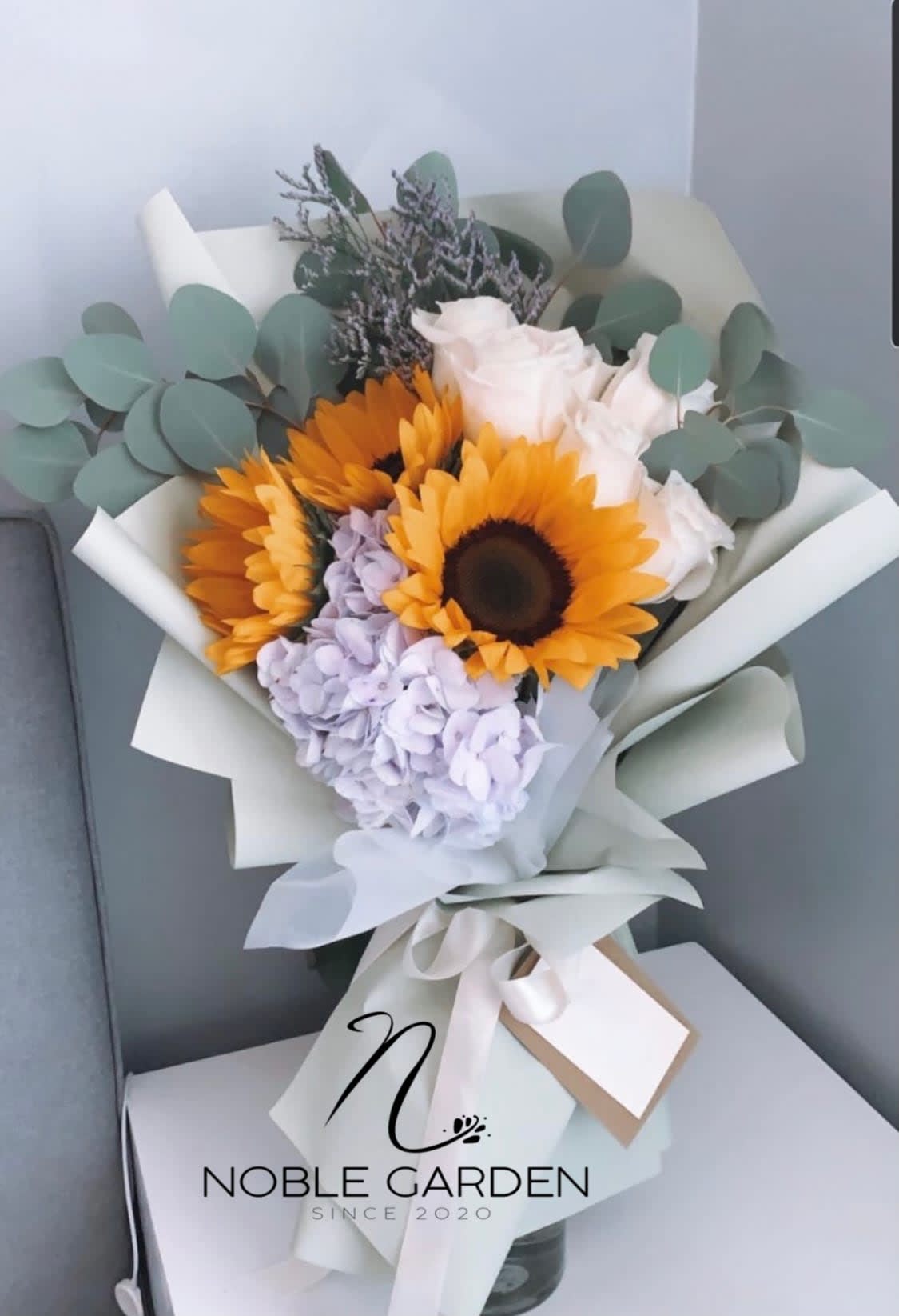 Sunflowers White roses