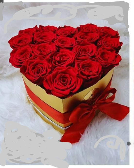 GOLD HEARTH - Beautiful red roses or the color you want, in an elegant golden box, perfect to surprise your loved one.  Preciosas rosas rojas o del color que desees, en una elegante caja dorada, perfectas para sorprender a tu ser querido.
