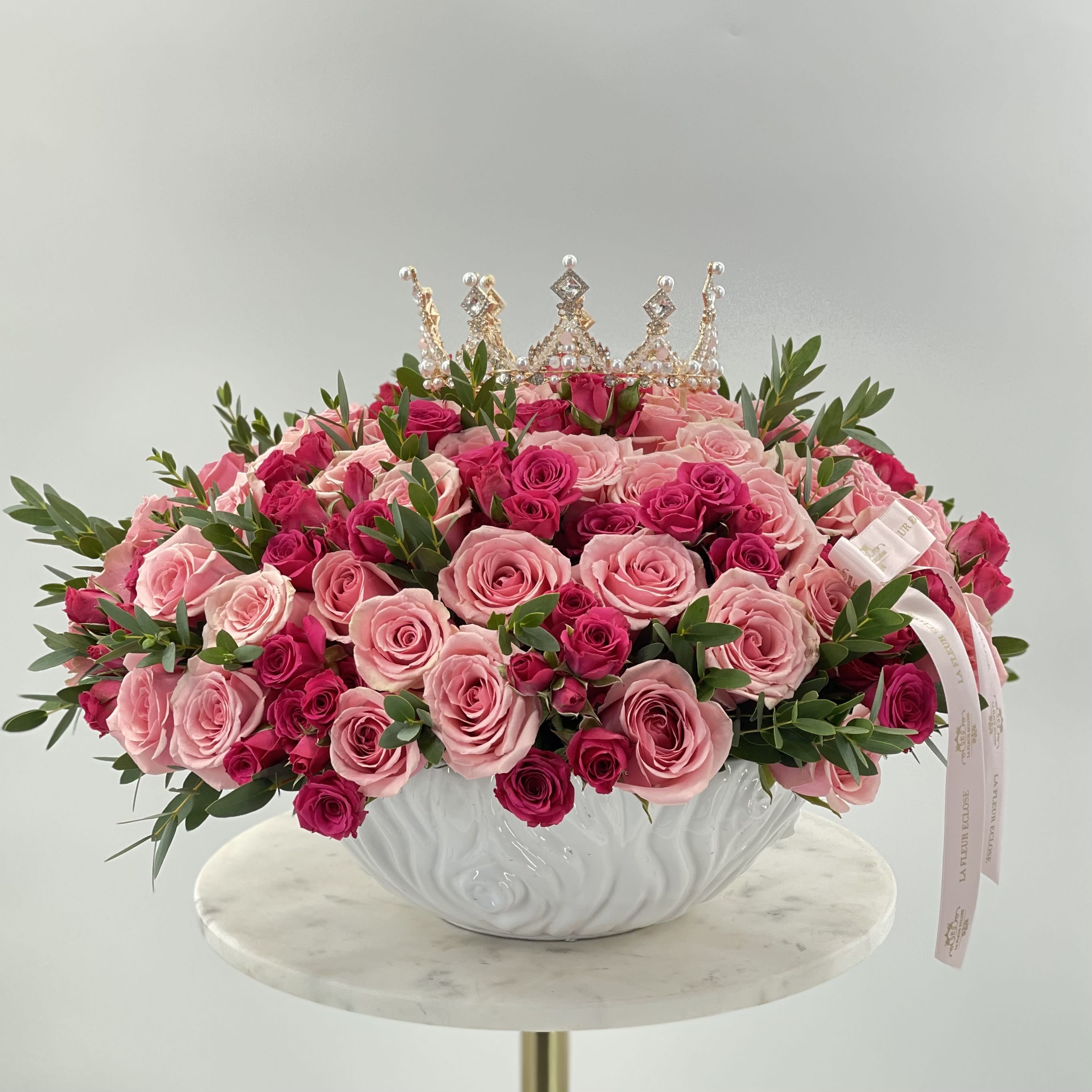 Shiny Vase with the Crown V  - Big vase of 100 roses with the crown on the top 