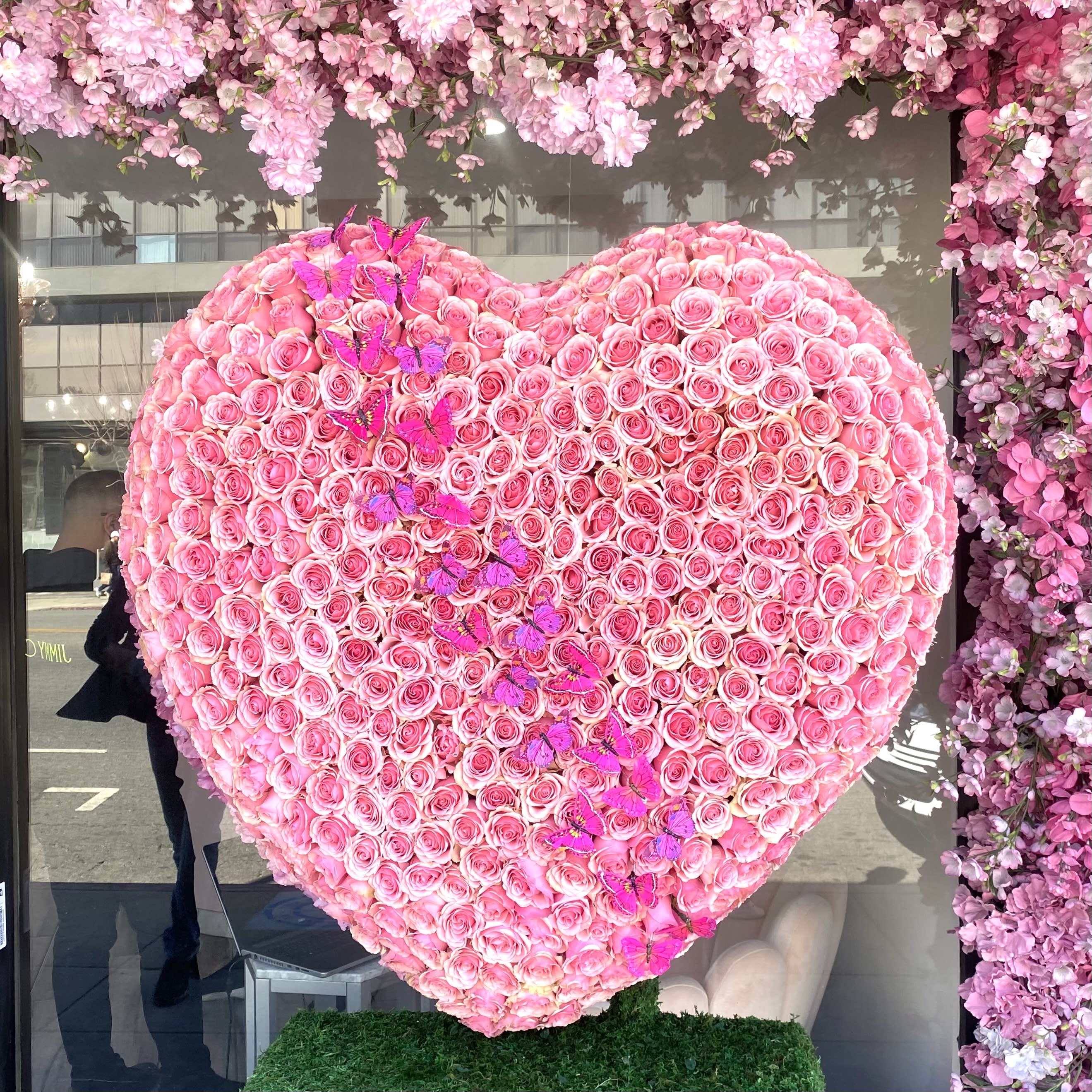 My Heart Is Pink V - Standard-1,5  feet- 125 fresh roses  Deluxe 2 feet 300 roses Premium-3 feet- 500 fresh roses ( on the photo)
