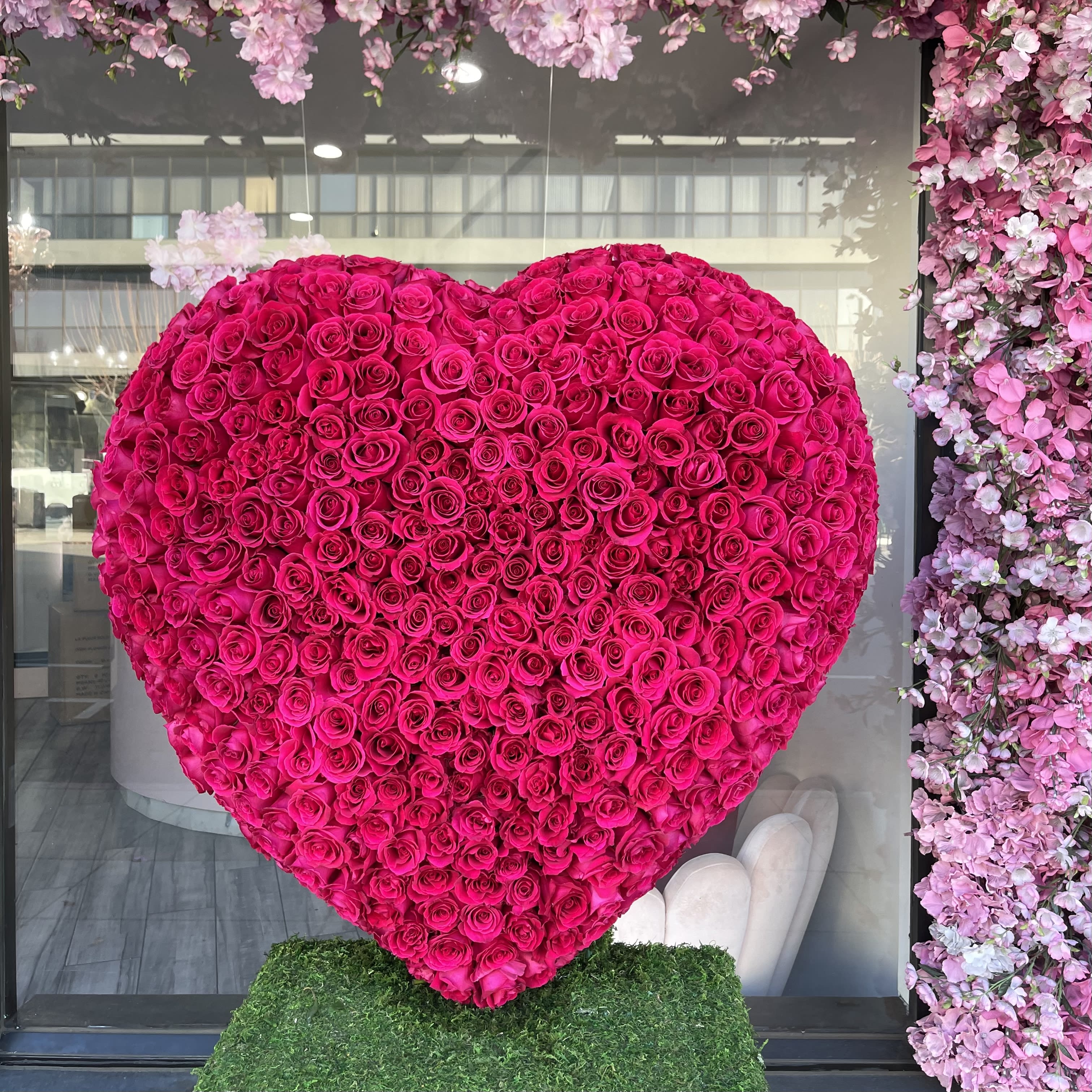 The Big Red V - Standard 1,5 feet 125 roses  fresh roses Deluxe 2 feet 300 roses  Premium- 3 feet- 500 fresh roses 3 feet pictured. 