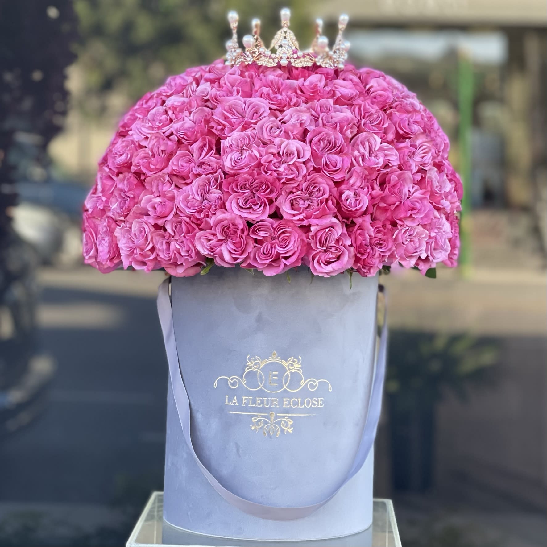 Heart shape love V - Fresh heart shape pink roses in a grey velvet box with the crown on the top  Standard : 50 fresh roses Deluxe : 75 fresh roses