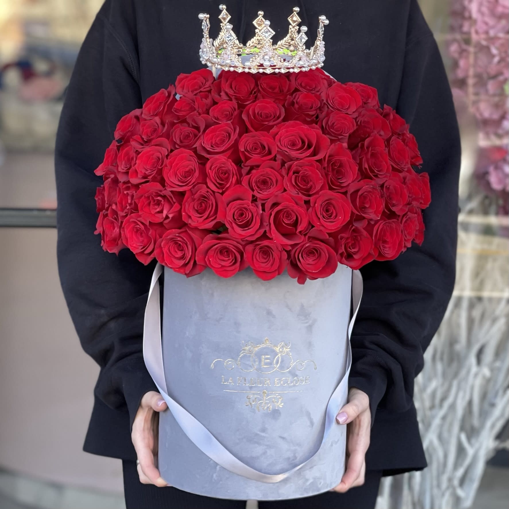 Queen of Love V - Fresh red roses with the crown on the top in our grey, velvet signature box with the crown on the top  Standard size: you can see on the pictures Deluxe - 75 roses 