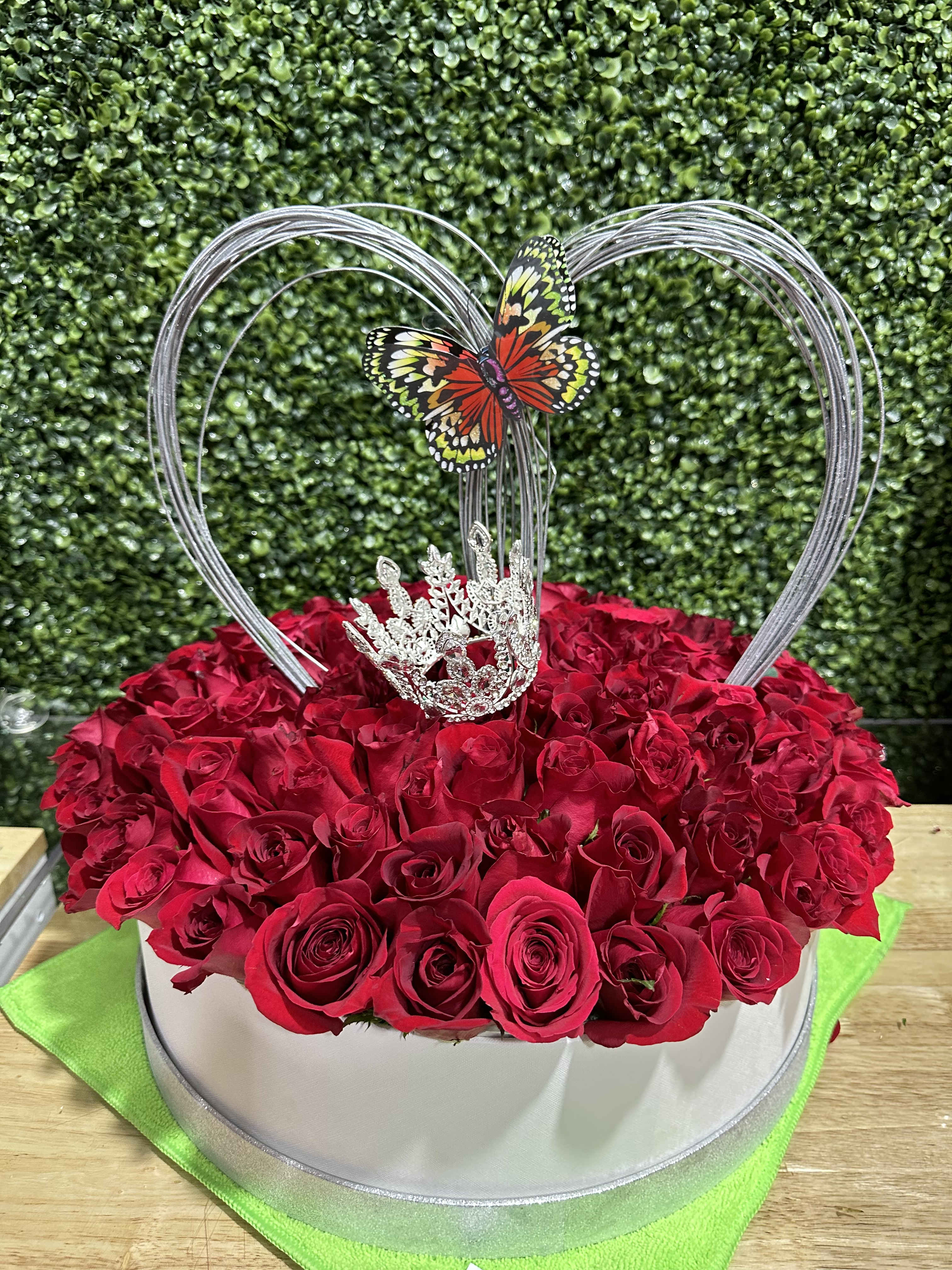 Gala garden Gala garden - arrangement of red roses with butterfly detail included and a crown