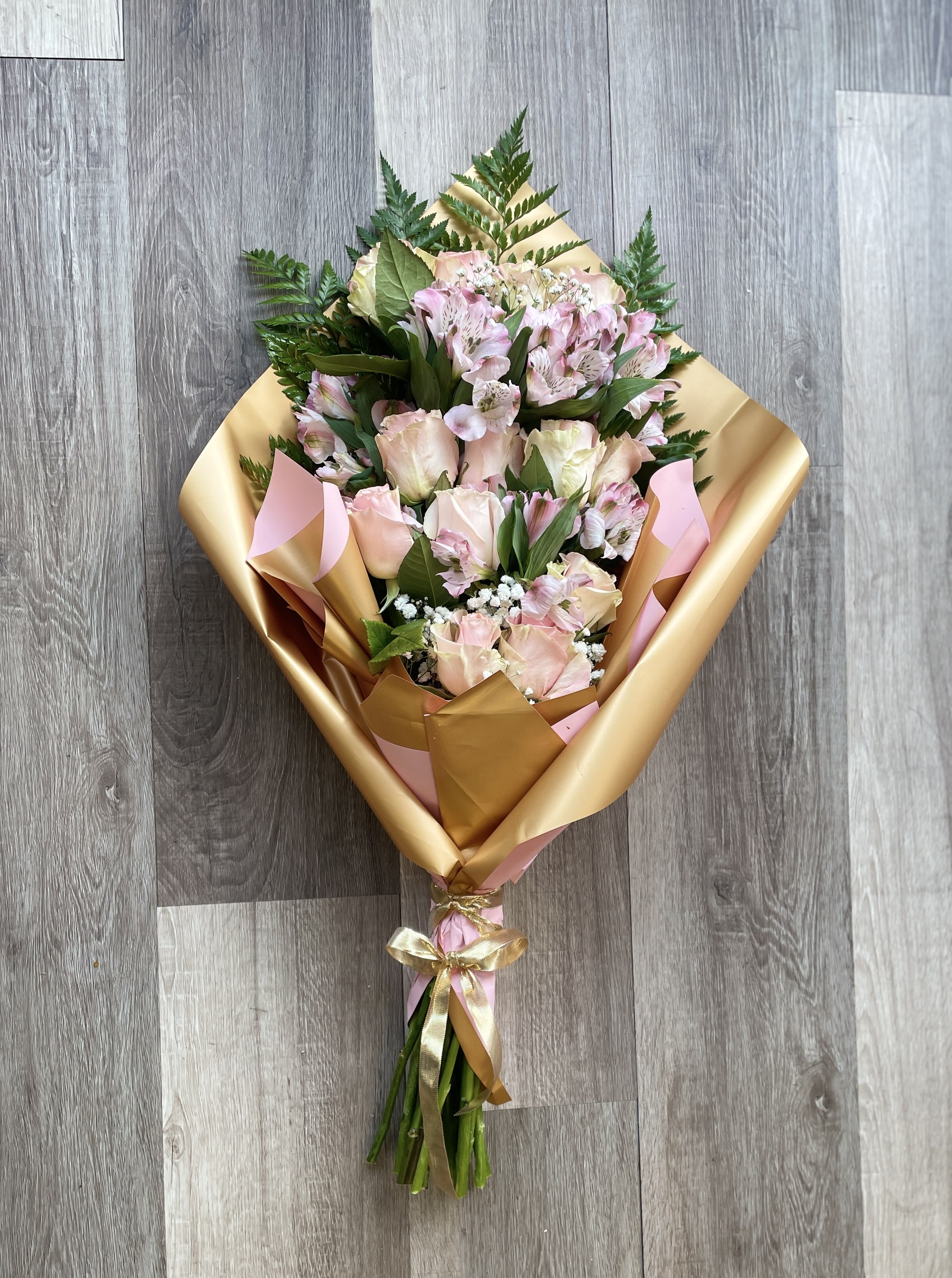 Rose Gold Gift (Queen Roses) - 12 Queen Roses , 10 Alstroemerias, Leather and Gyp