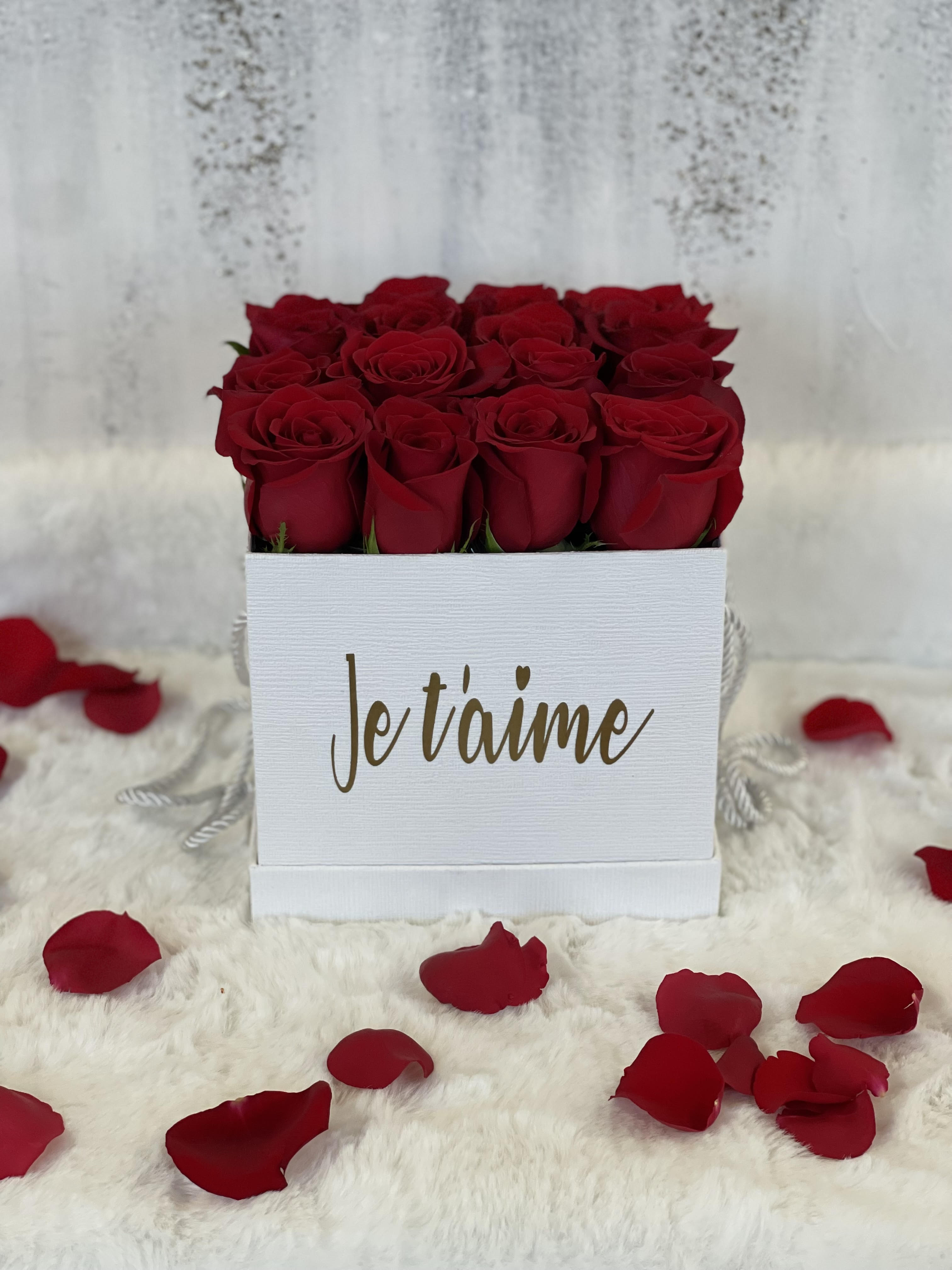 Love Reflection - This flower box is will have red roses incorporated into a white box, with four options for box customization. PLEASE INCLUDE NUMBER OF THE LOVE QUOTE IN SPECIAL INSTRUCTION! Standard holds 16 roses and Deluxe holds 25 roses. 1. &quot;you will forever be my always&quot; 2. &quot;Je t'aime&quot; ( I love you in French) 3. &quot;Te quiero hoy, manana y siempre&quot; 4. &quot;I will always love you&quot;  Esta caja de flores tendrá rosas rojas incorporadas en una caja blanca, con cuatro opciones para la personalización de la caja. ¡POR FAVOR INCLUYA EL NÚMERO DE LA CITA DE AMOR EN LAS INSTRUCCIONES ESPECIALES! 1. &quot;you will forever be my always&quot; 2. &quot;Je t'aime&quot; ( I love you in French) 3. &quot;Te quiero hoy, manana y siempre&quot; 4. &quot; I will always love you&quot;