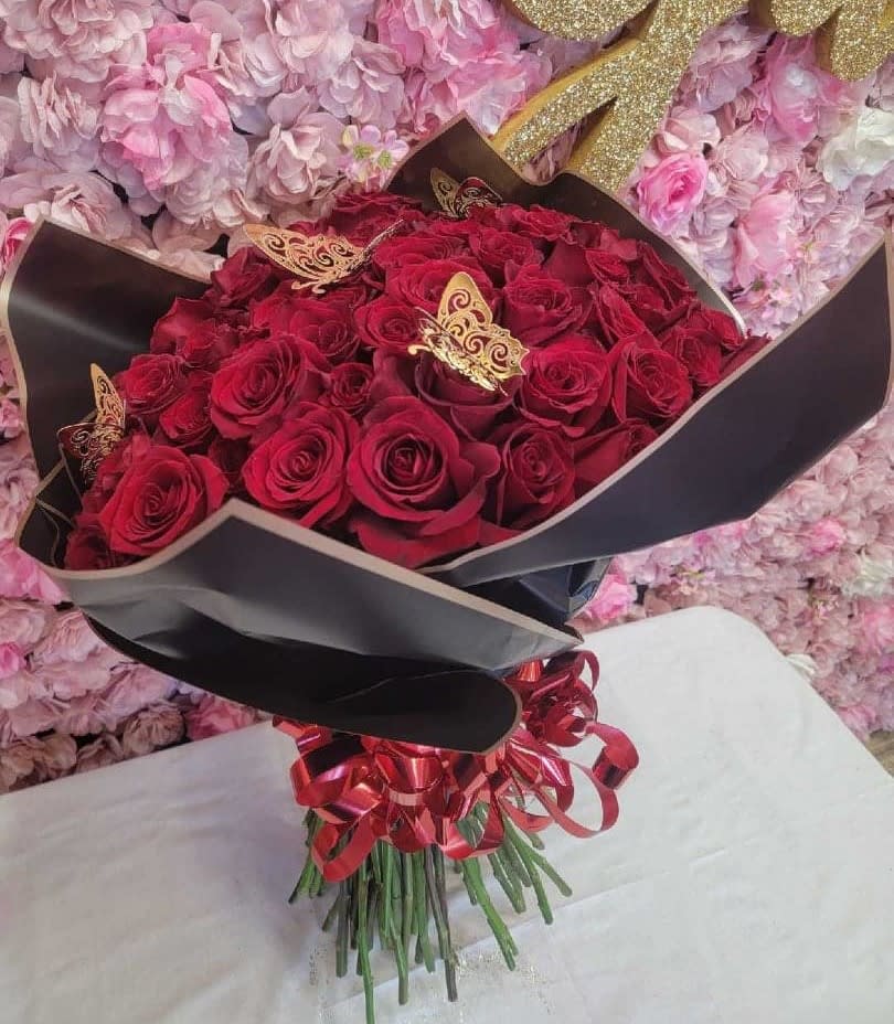 Bouquet of roses Bouquet of roses - This roses arrangement is abeautiful way to suprise your love one. We can do any color you like even combine color and add some glitter 100 roses