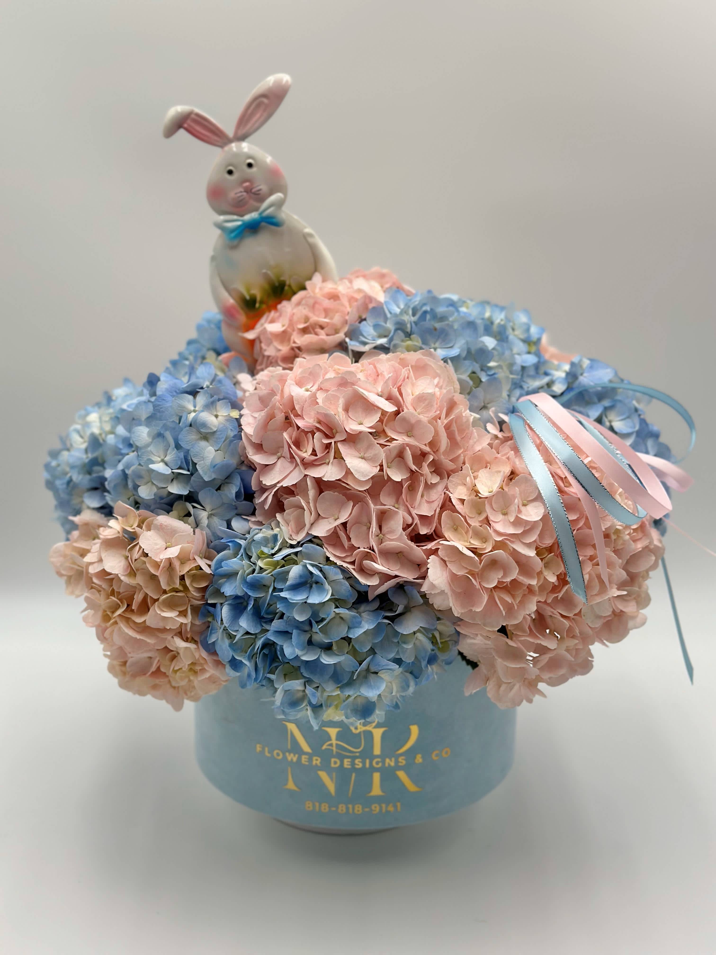 Easter Bunny! - Cheerful combination of blue and pink Hydrangeas in a velvet  luxury box! 
