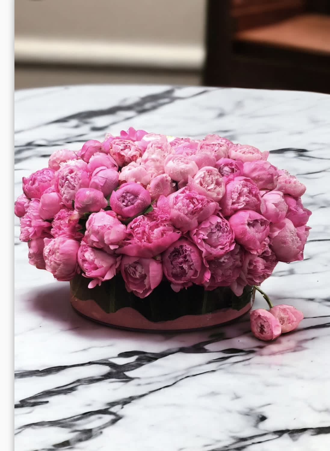 Penoy queen Penoy queen - Flower: 100 pink peonies Vase : H4” * W 12 clear vase