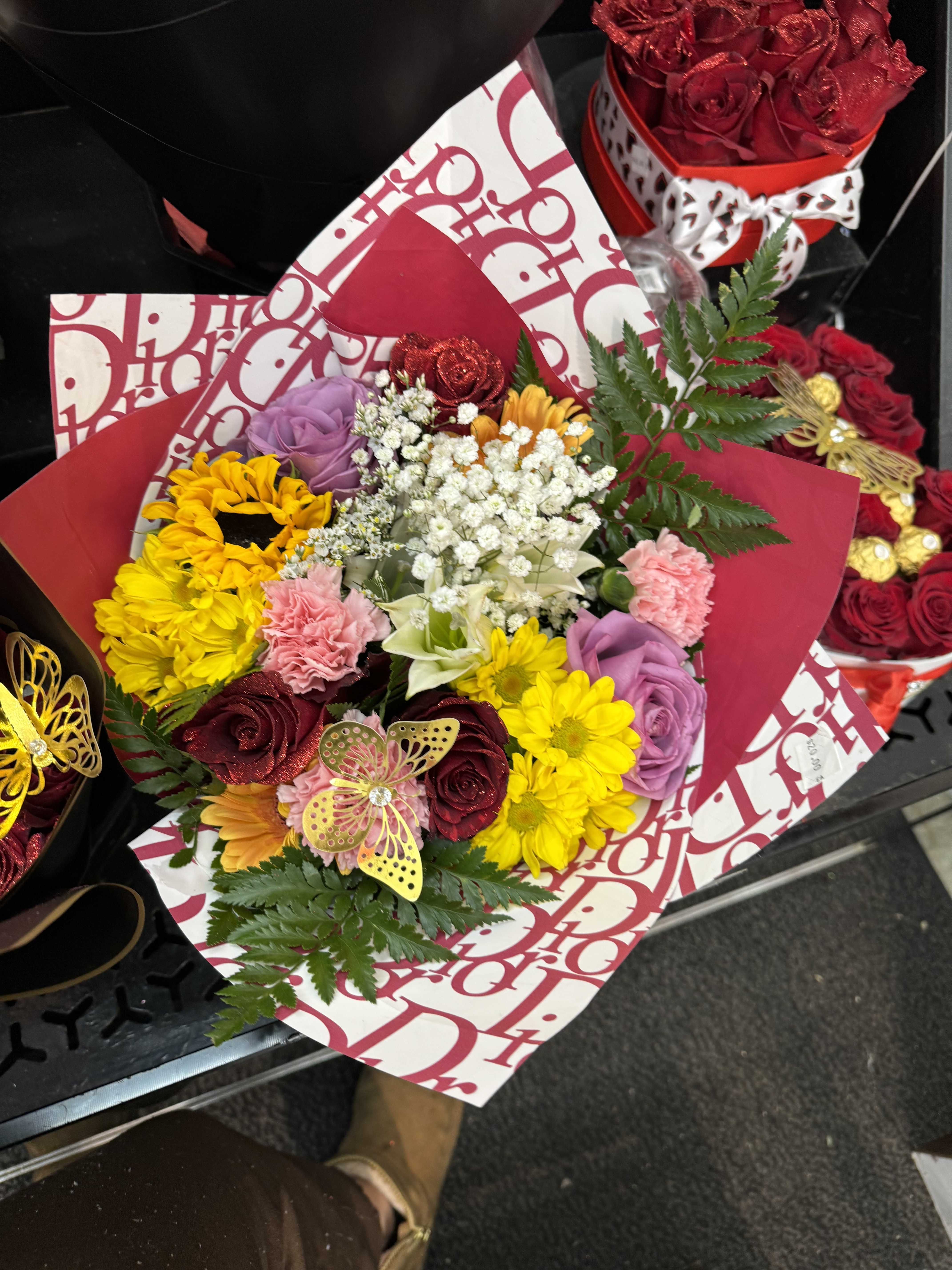 Mix  red and lavander roses bouquet  - Assorted mix bouquet it doesn’t come in a vase . It’s wrapped with paper 