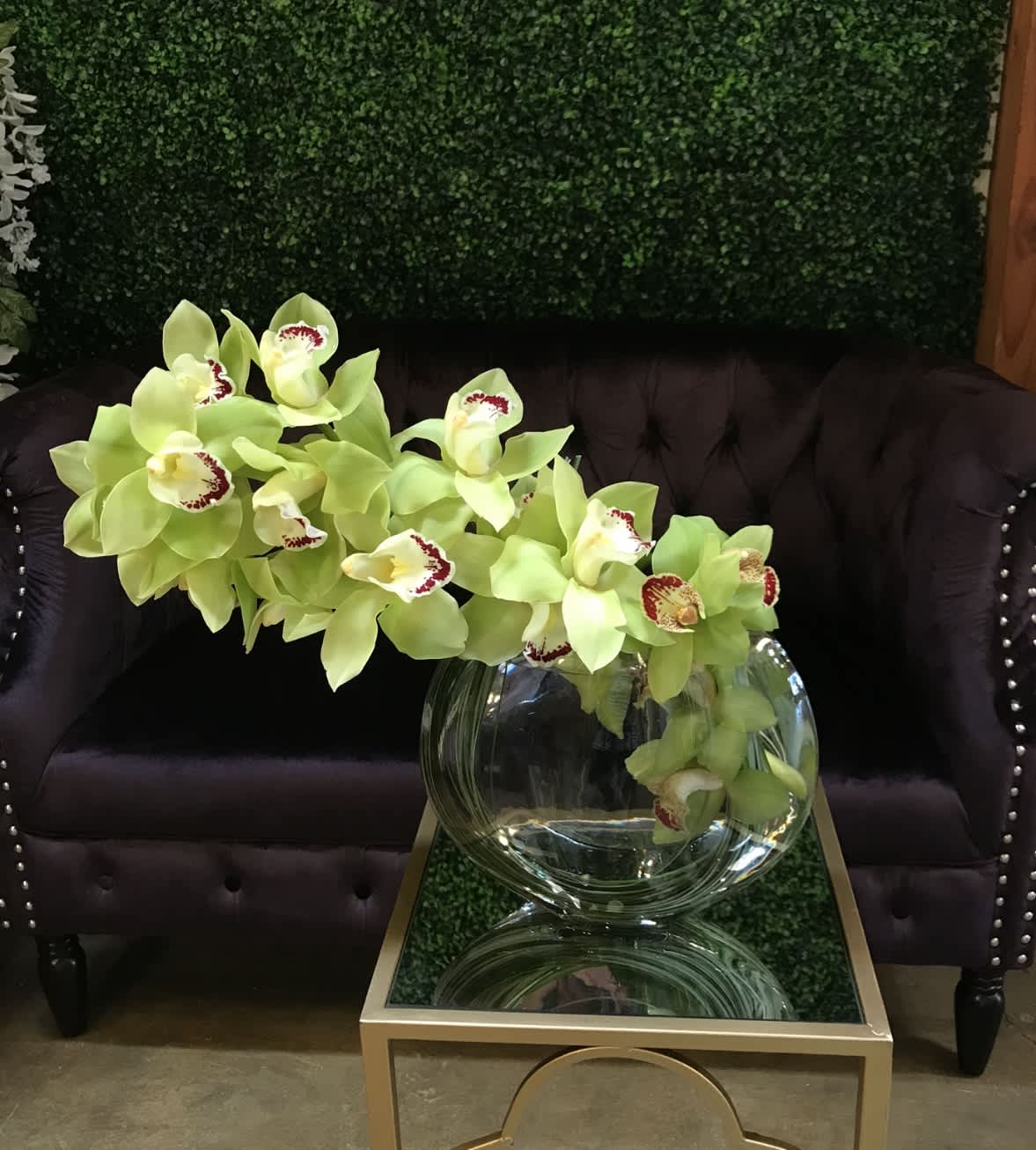 Cutie cymbidium Cutie cymbidium - Flower : Green cymbidium Vase : 8” by 8 “ glass vase