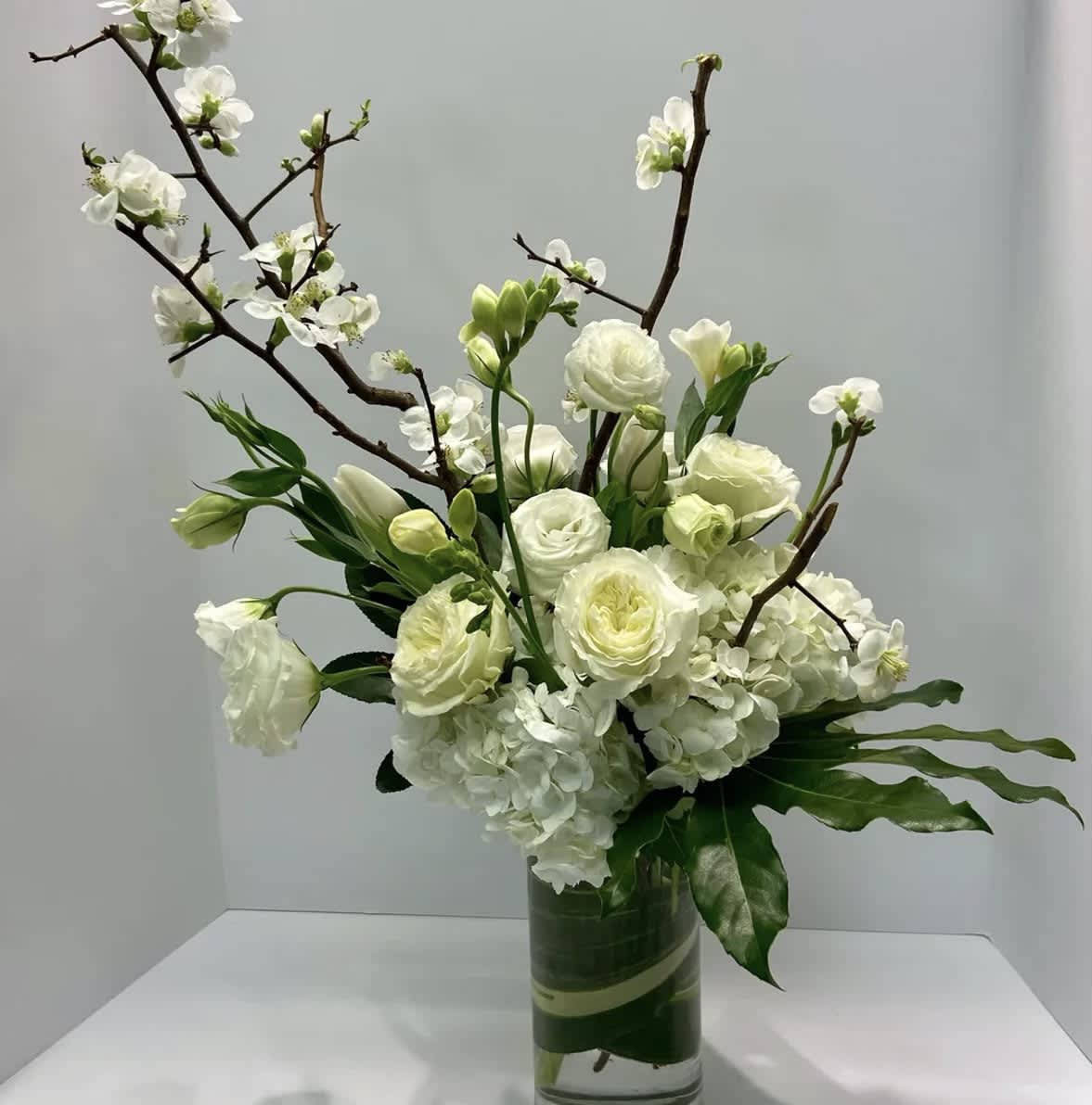 Modern white flowers - Standard- Your order will be arranged approximately as shown on our website. 
