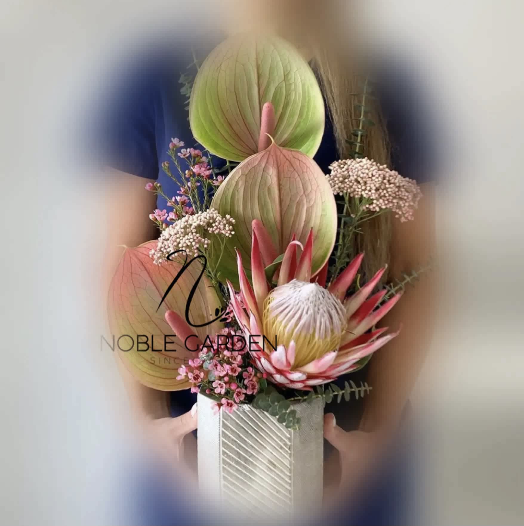 Tropical flower special - Standard- Your order will be arranged approximately as shown on our website. 