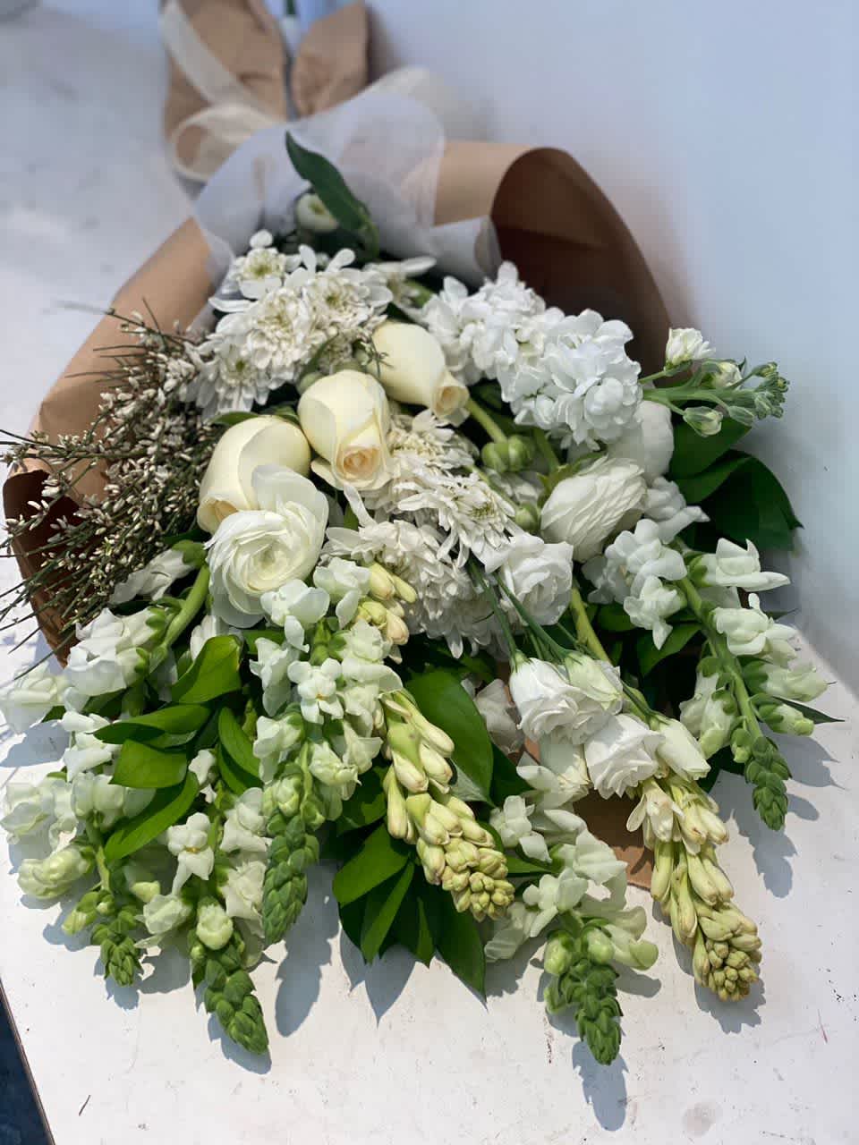 White garden bouquet - Standard- Your order will be arranged approximately as shown on our website