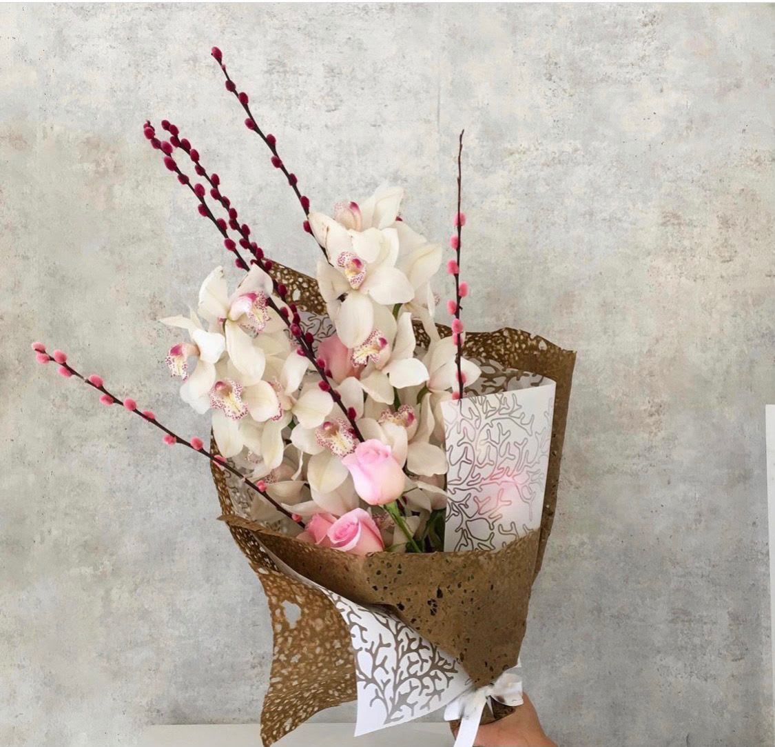 Cymbidium orchid with roses - Standard- Your order will be arranged approximately as shown on our website