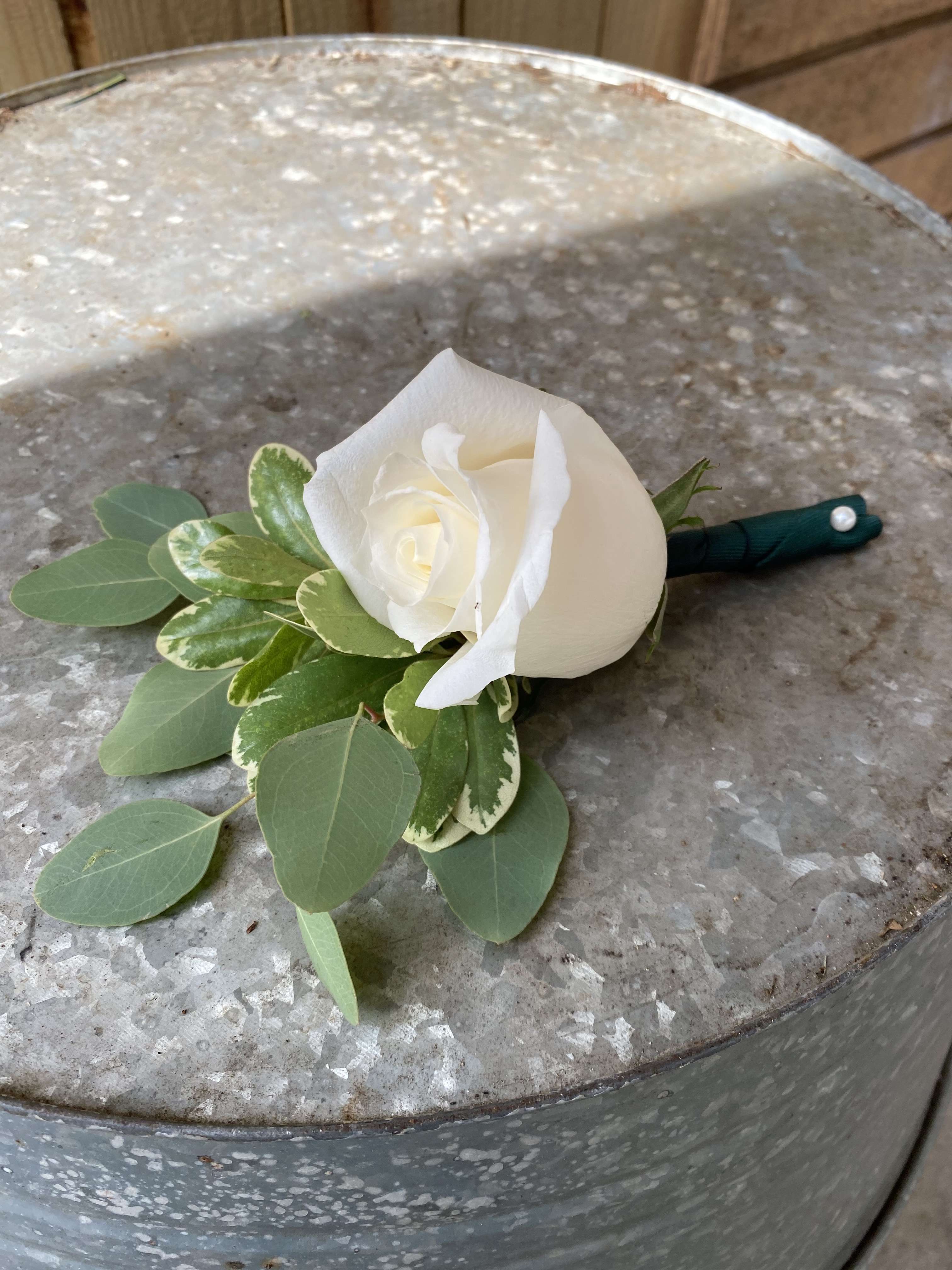 SR Custom Boutonniere (Exclusive) - All boutonnieres are custom made to order. PLEASE WHEN ORDERING PUT IN NOTES TO SHOP THE FOLLOWING: *Ribbon color/dress color *Jewelry color for accent * Gentlemen's suit or shirt color *Approximate pick up time  