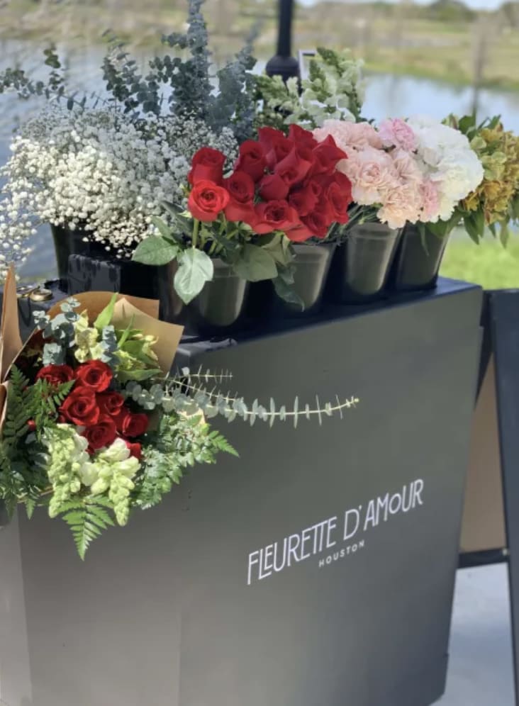 Flower Bar Pemium - 20 - 30 Bouquets 3 Focal flowers 2 Accent flowers 2 Fillers and greenery 2 Paper colors Costume stickers 2hrs cart rent on-site designer