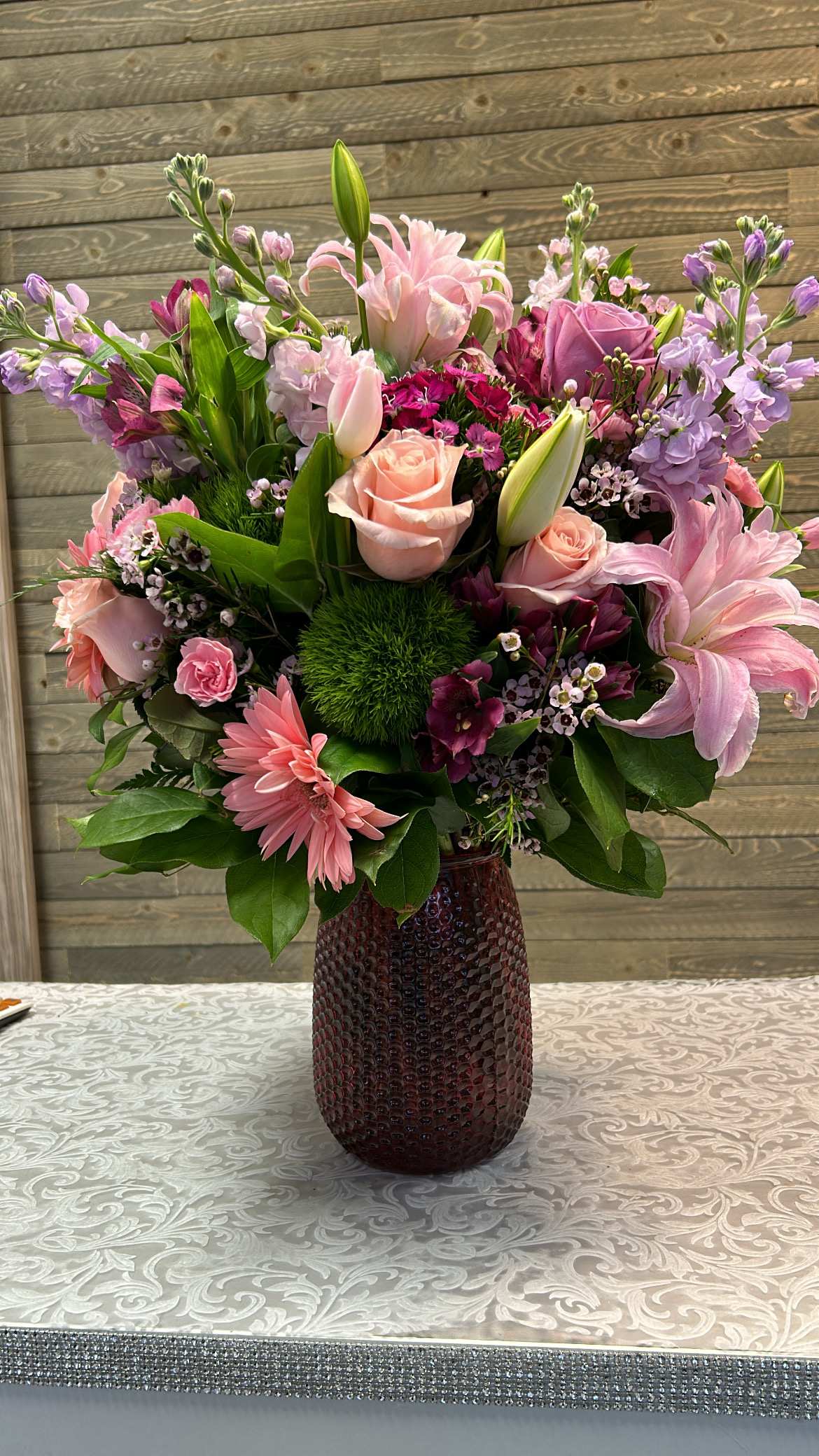 Romantic Radiance Ensemble - Our romantic Radiance Ensemble floral bouquet is the perfect expression of love and devotion,ideal for celebrating special occasions or simply conveying hearfelt emotions to someone dear.