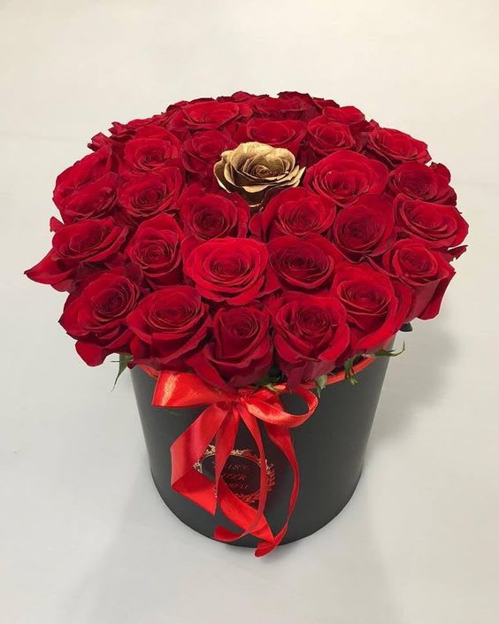 You Are My World round box You Are My World round box - Give this beautiful gift to the one special someone and let them know that gold rose is them. Show them that they are your world!