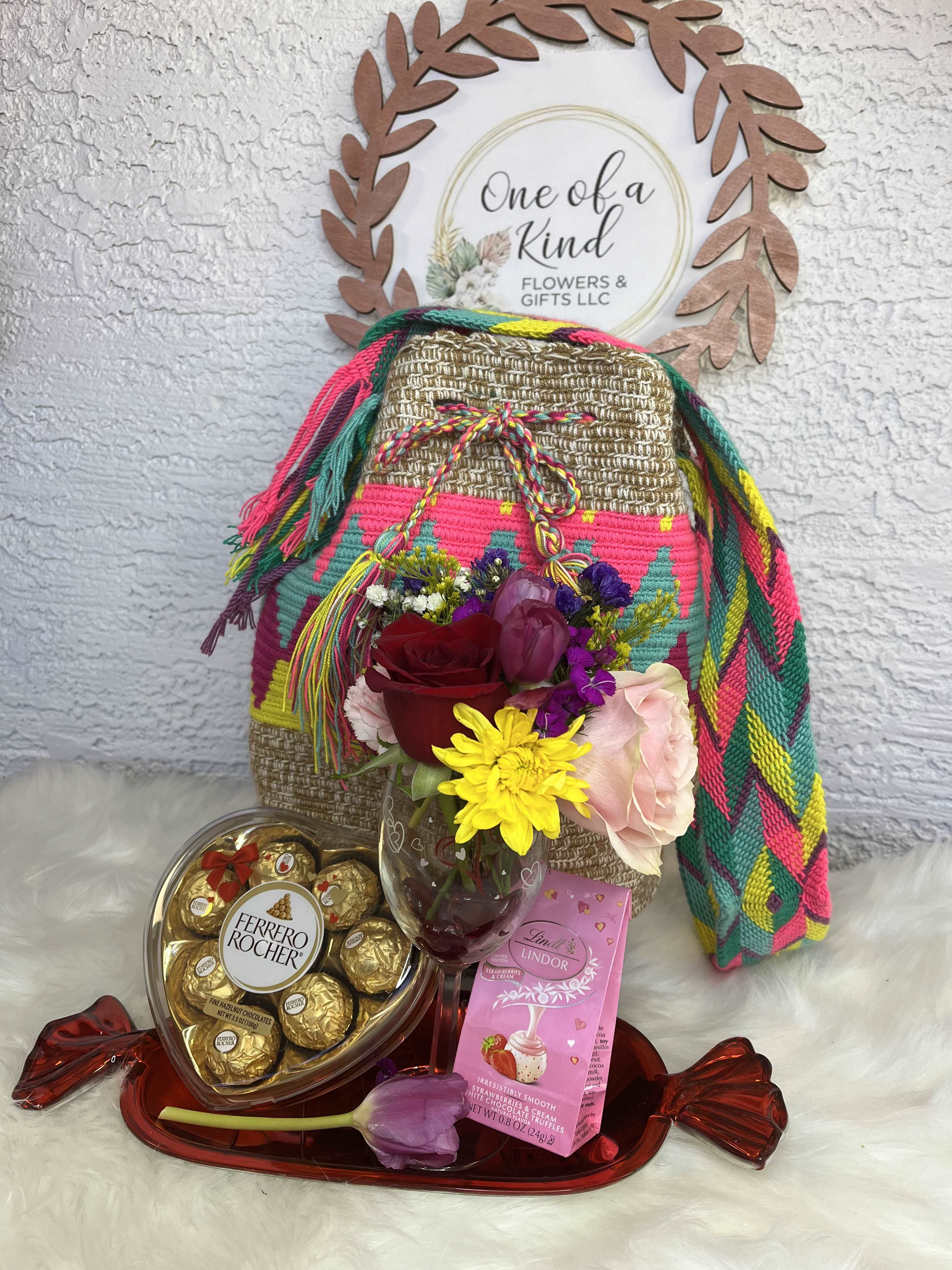 Samantha - Wuayuu backpack made with acrylic threads, fine cotton and brightly colored yarns with all kinds of geometric designs. Base in the form of a variety of sweet chocolates and you can't miss the flowers that always give that special touch.