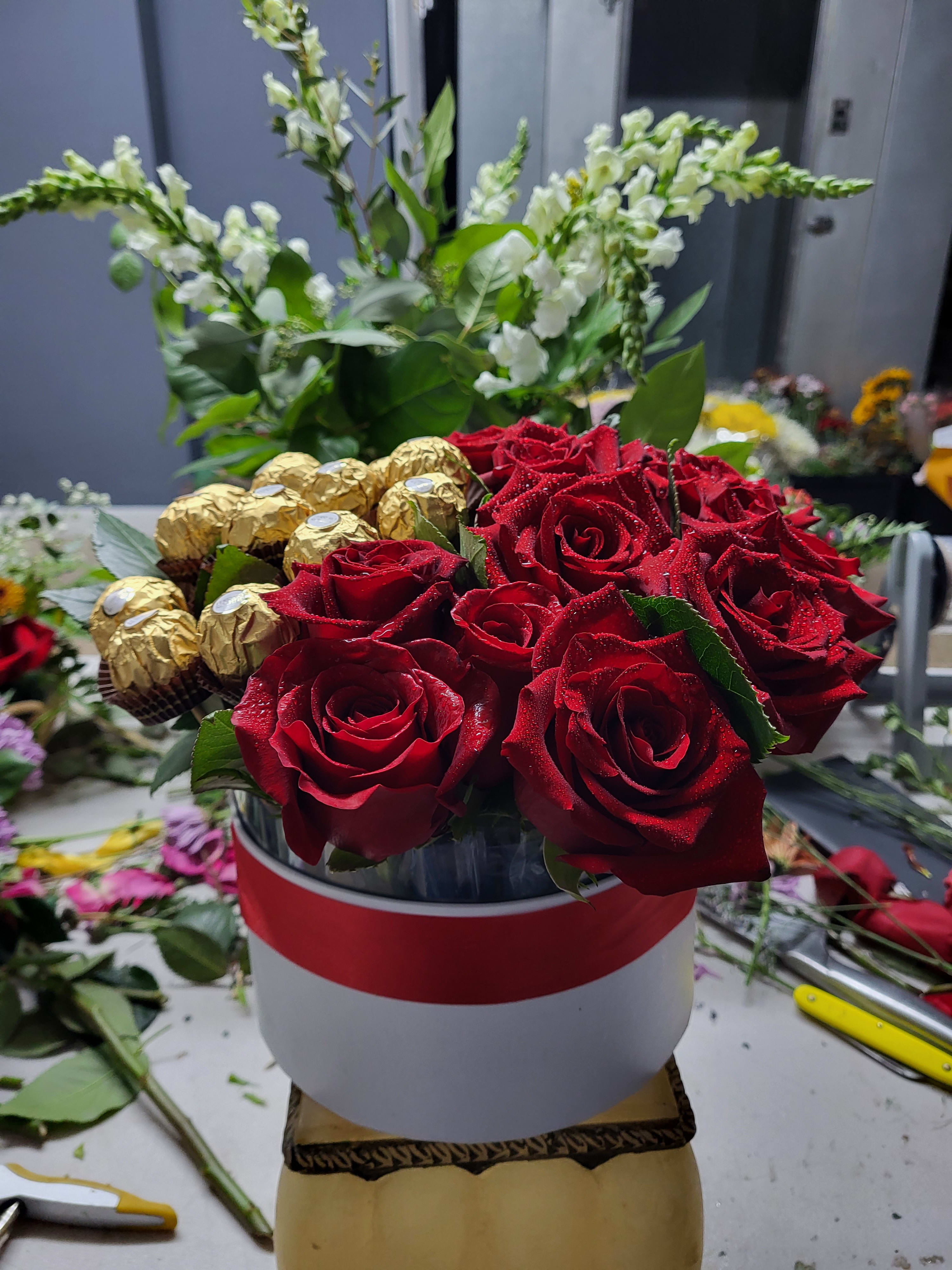 Red Rosas and chocolate  - Red rosas and chocolate 