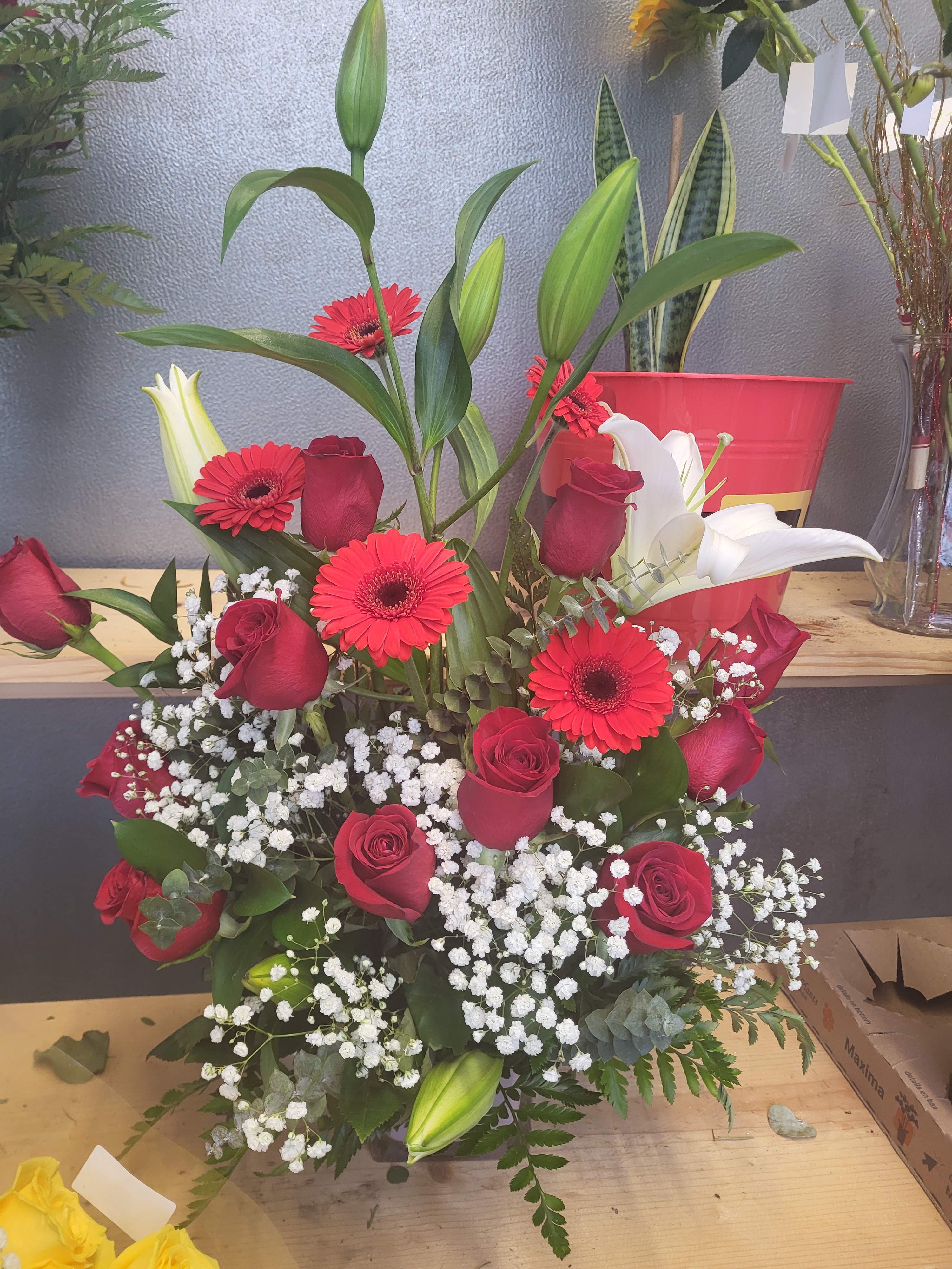 Te Amo  - Red rosas red gerberas withe lilys