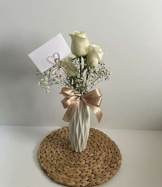3 Roses  - Modern plastic vase with roses