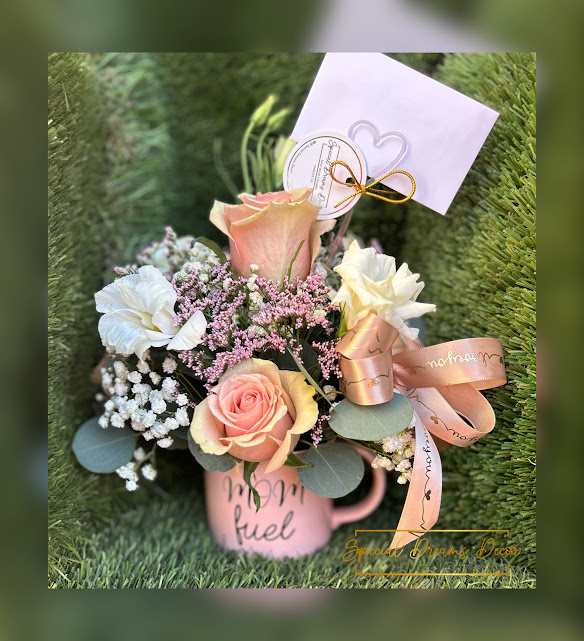 MOM MUG - Roses, Lisianthus, Limonium, Baby's breath and Eucalyptus in a pink Mom mug.