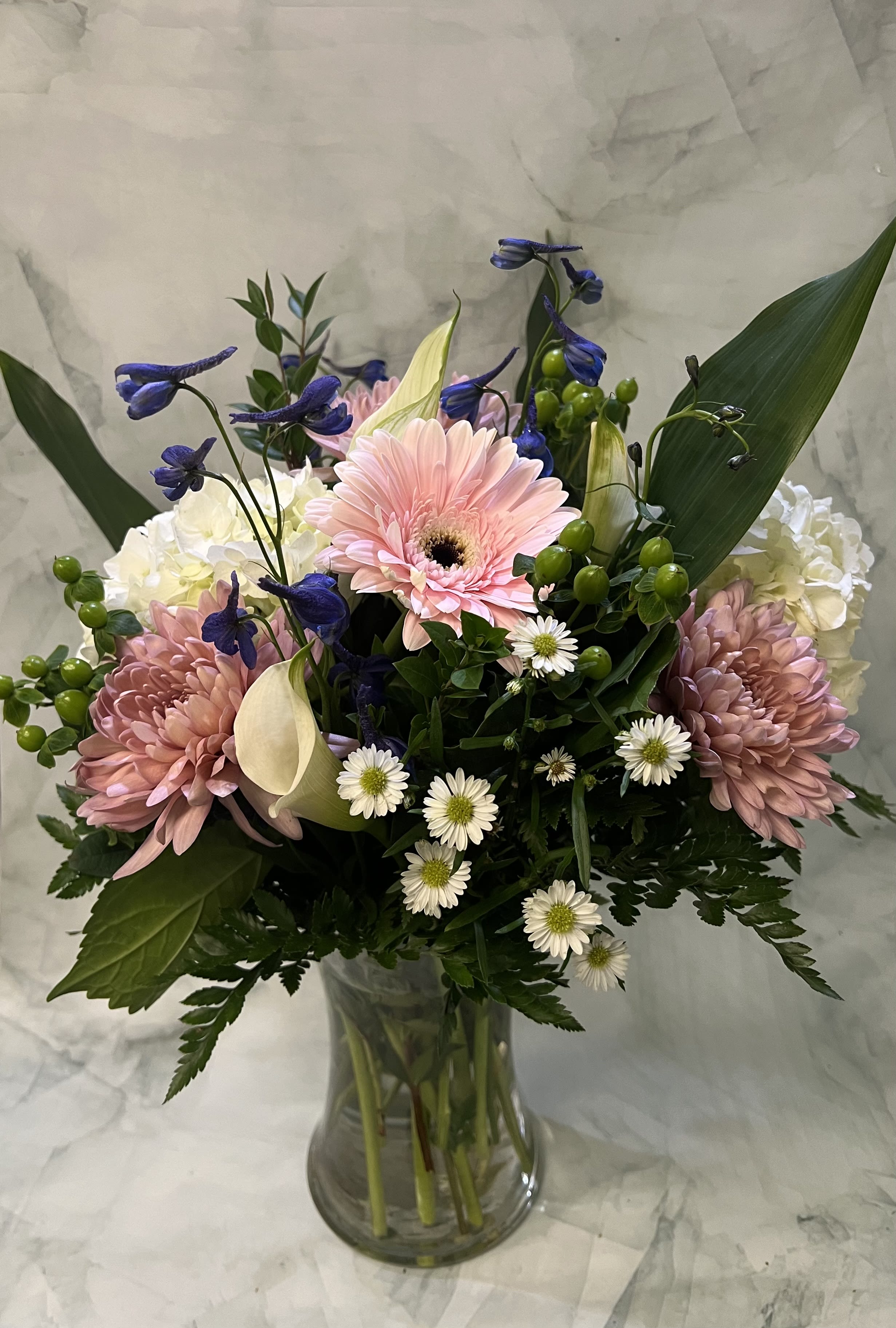 Beautiful Lady - This is a beautiful arrangement for a beautiful lady. Send the woman in your life a beautiful arrangement to make her smile. 