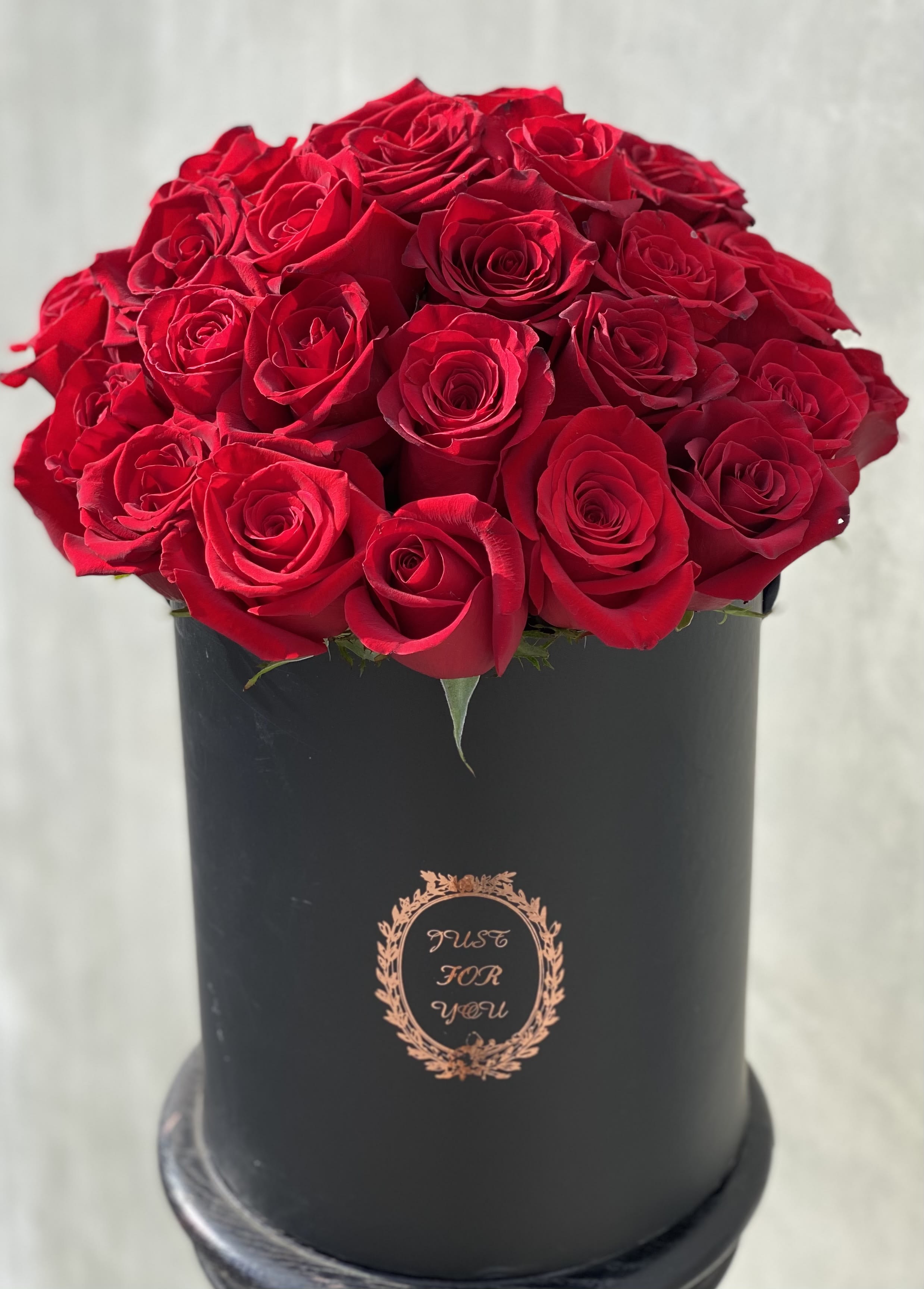 Love Box Love Box - Red roses in a tall black round box