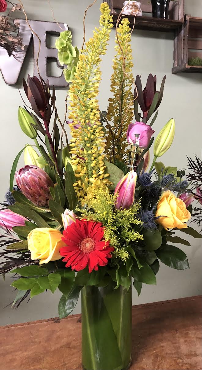Skyline Skyline - Proteas, Roses, Lilys, Safary ect. in Glass vase.