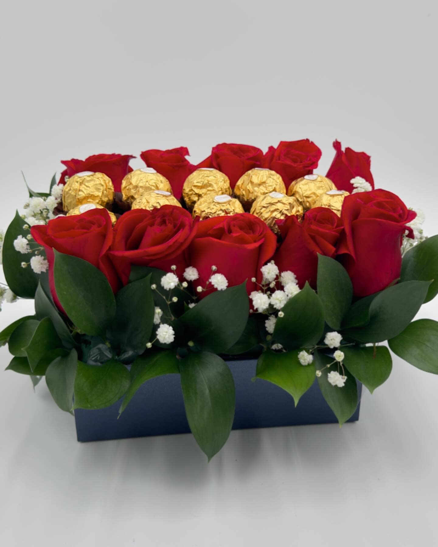Expression Of Love ( Roses And Chocolates ) medium - Beautiful one box with roses, in combination with delicious chocolates, that will give a unique touch of love ( 10 rosas and 10 ferrero )
