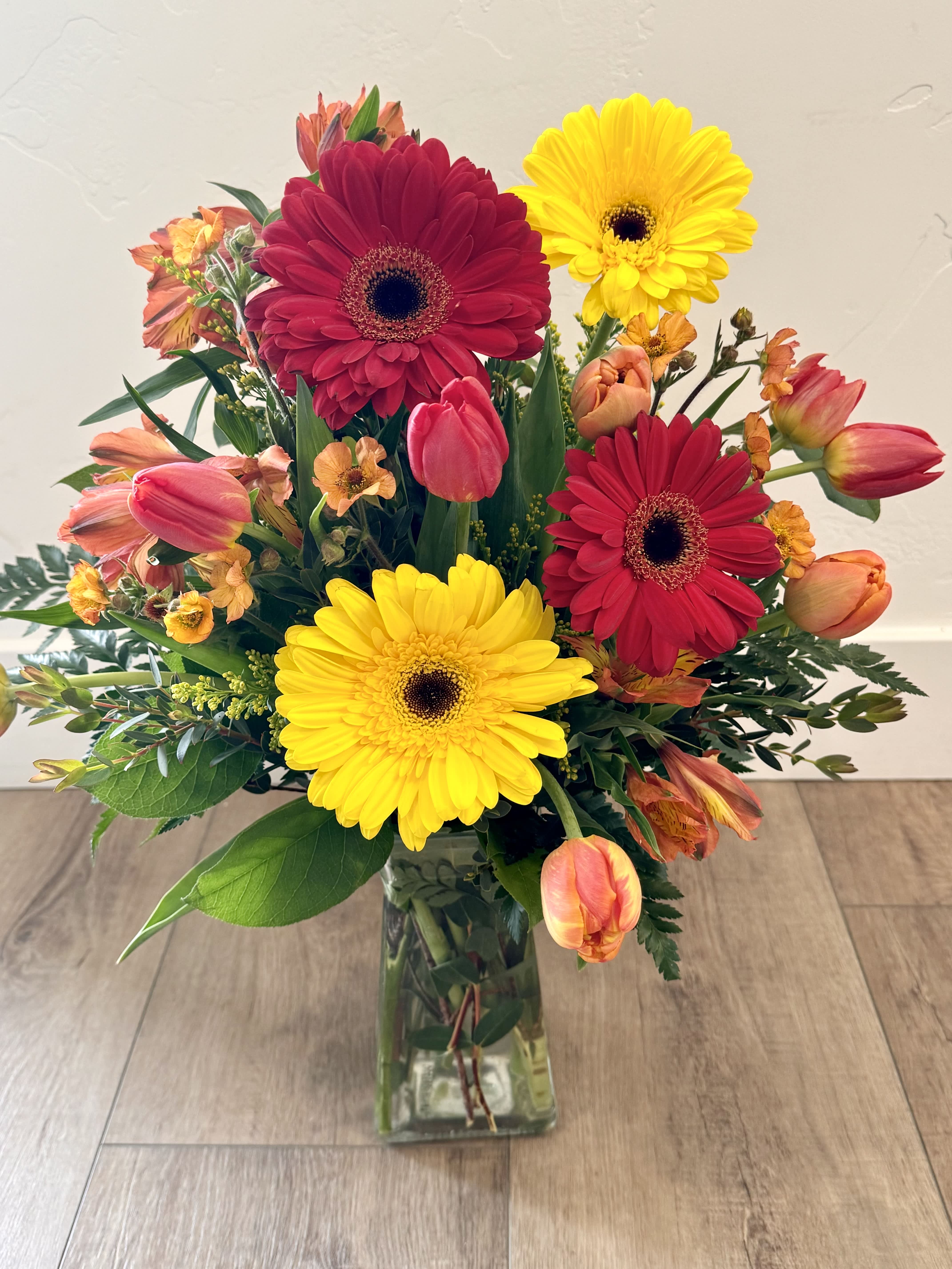Capitol Reef inspired Custom bouquet Capitol Reef inspired Custom bouquet - All things Red, Yellow, and Orange. This custom bouquet will include 11-12 Stems and fill in a vase