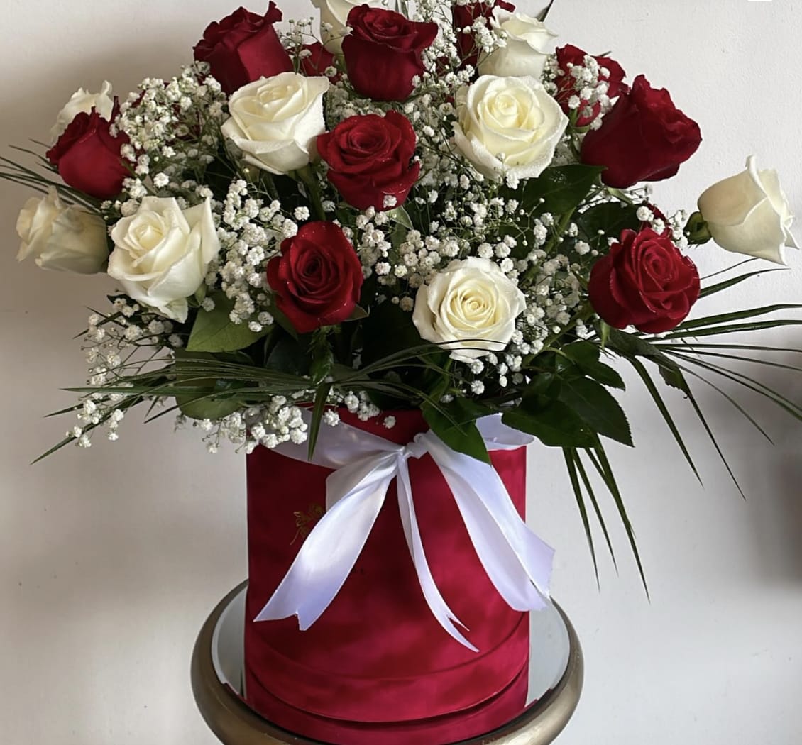 Red and White Luxury Box - Experience the elegance of our luxury box arrangement featuring 25 exquisite red and white roses, carefully selected for their premium quality. 