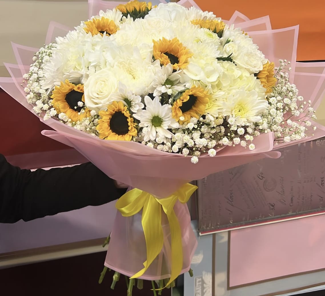 Sunflower x White Flowers Bouquet - Enhance your bouquet with a stunning combination of delicate white flowers and vibrant sunflowers. This unique blend will surely make a statement and add a touch of elegance to any occasion.