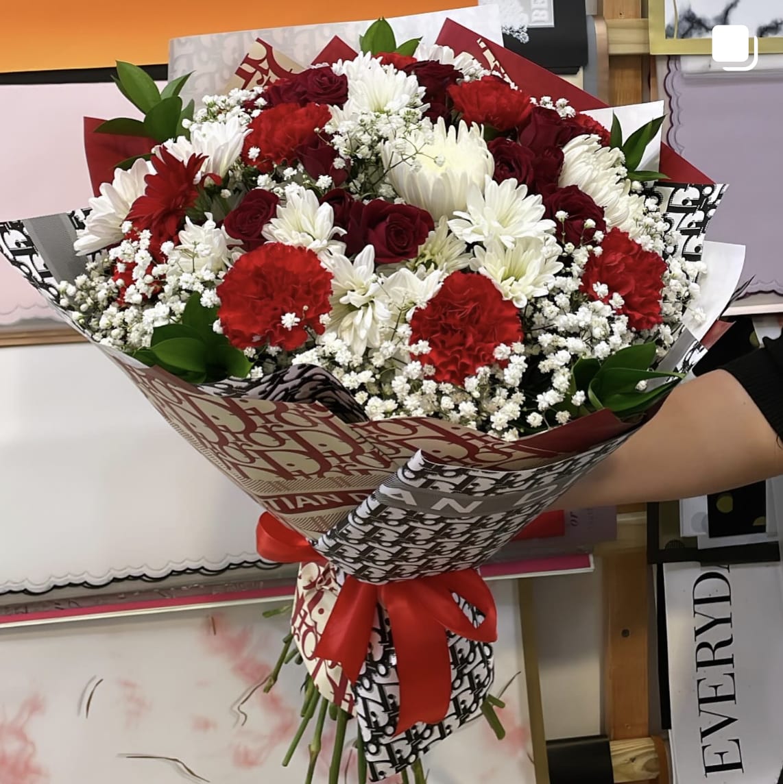 Red and White Mixed Bouquet - Experience the exquisite beauty of a stunning hand bouquet adorned with a captivating blend of red and white blossoms.