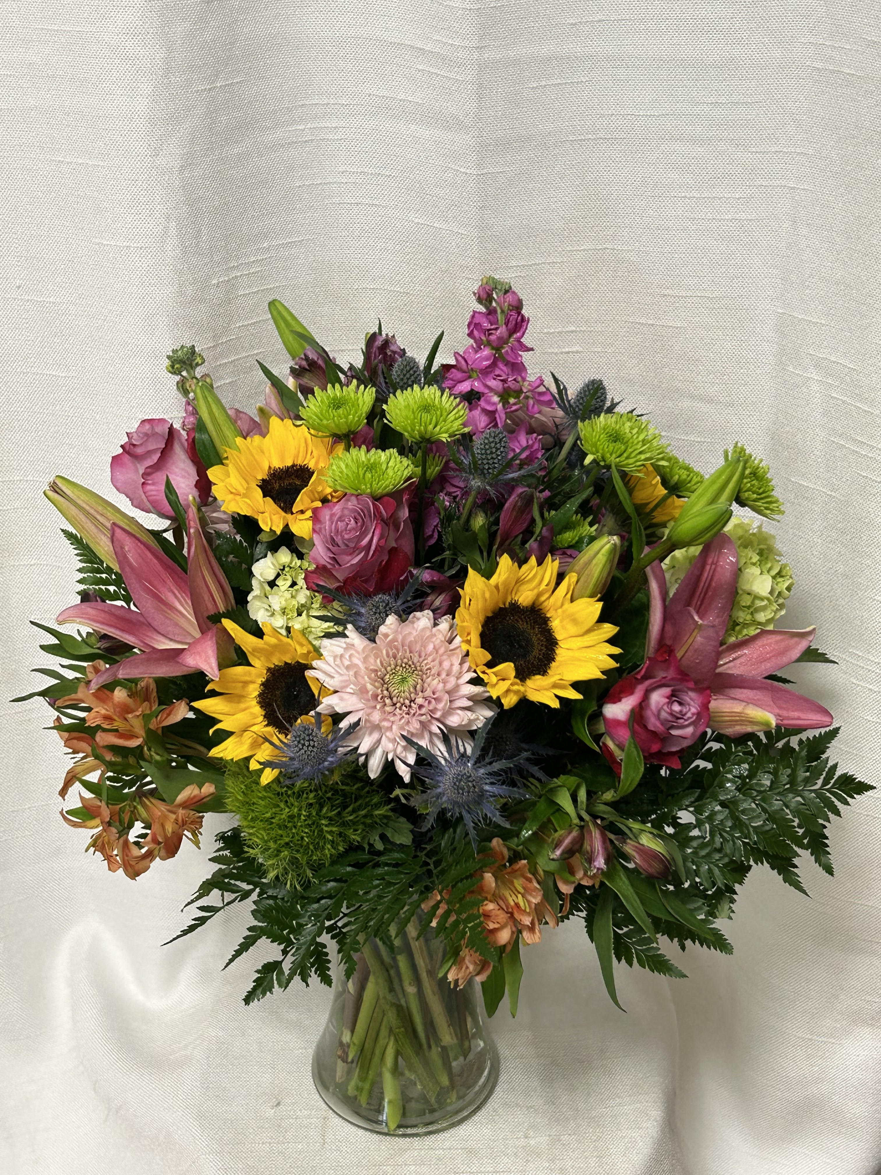 Rays of life - Show your loved ones how much you care with a bouquet full of bright, vibrant summer blooms. This bold bouquet is expertly designed by us, and is best fit for a home or residence. 