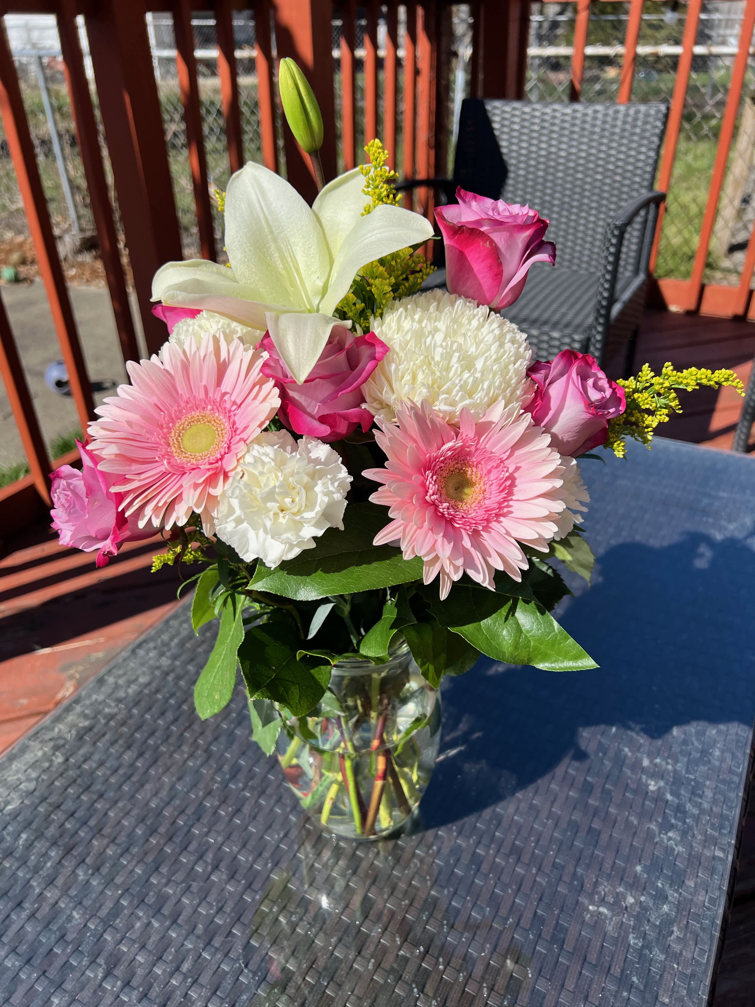Small mixed bouquet with lilies - Small mixed bouquet with roses, Gerber daisies, lilies and carnations 