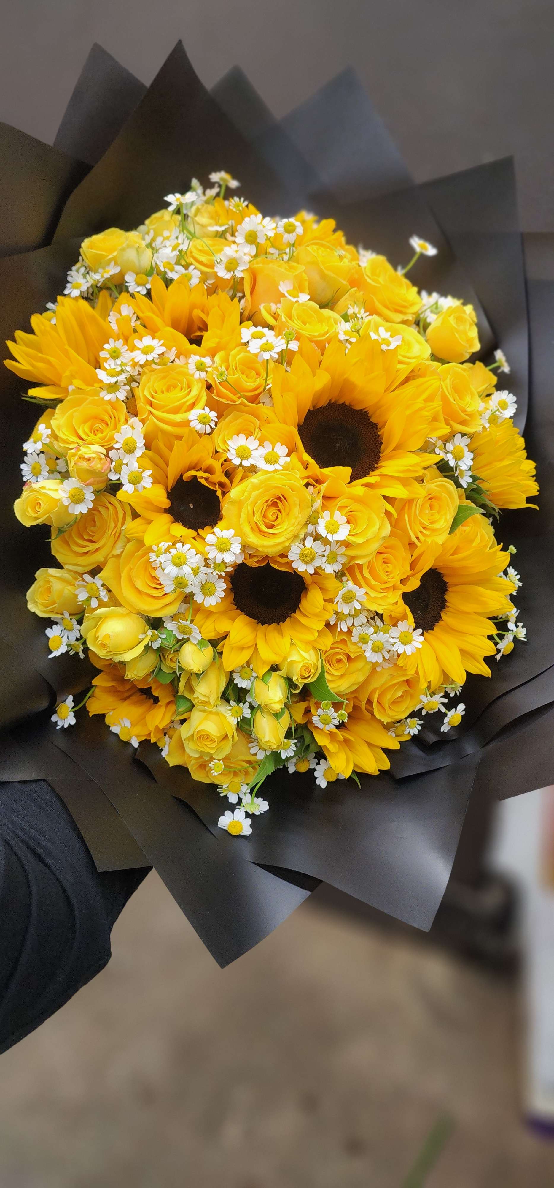 Beauty - Fresh roses, sunflower and chamomile! 