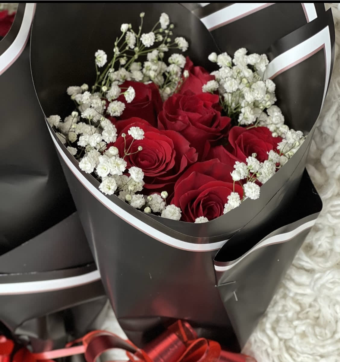 Red Roses bouquet with babies breath  - STANDARD: 6 ROSES DELUXE: 12 ROSES PREMIUM: 18 ROSES  Introducing our new hand-tied bouquet collection, placed together with care and attention to detail. The color of the paper may vary depending on availability.  Arrangement includes:  Fresh Ecuadorians Red Roses Water proof Paper  Ribbon  ***Not include vase*** 