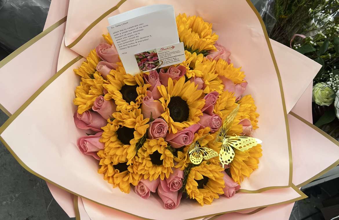 Pink roses and sunflowers  - Bouquet with pink roses and sunflowers 