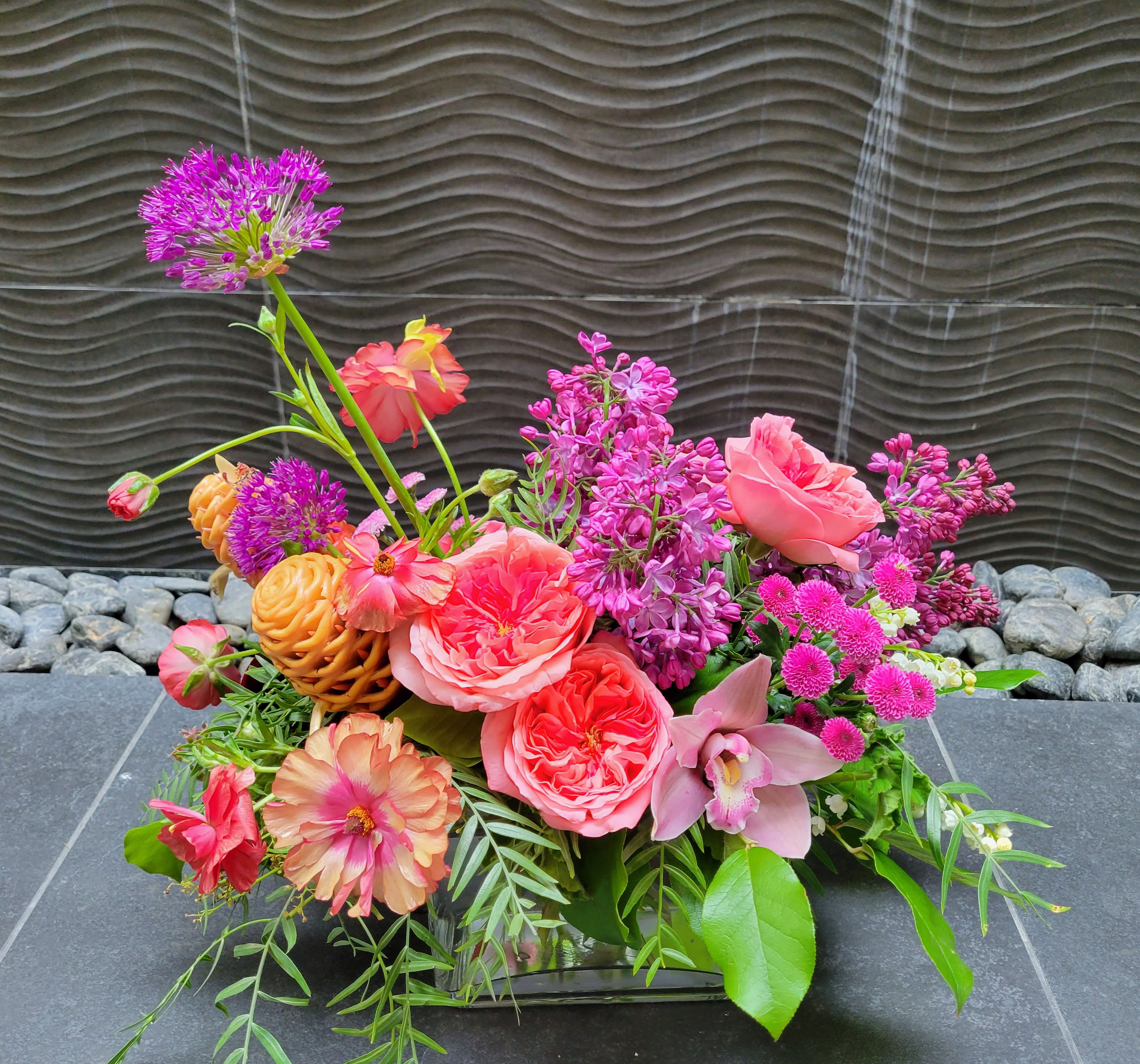 Bee loving this one - Beehive ginger with amazing Hard rock roses, mix with summer and soring flowers in a pave style. This is for the modern person who loves color !
