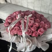 Elegant basket with pink roses - A white basket adorned with pink peony roses exudes elegance and charm. The pristine white of the basket serves as a perfect backdrop to showcase the soft, delicate petals of the pink peony roses. These roses, reminiscent of lush peonies, bring a sense of romance and beauty to the arrangement. The combination of white and pink creates a harmonious and visually appealing contrast, making it a captivating centerpiece for any occasion. Whether as a gift or as a decorative accent, this white basket with pink peony roses is sure to enchant and delight.