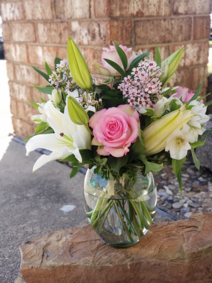 Arrive in Style - This beautiful bouquet will most certainly arrive in style! Ready for the runway, as it were. A delightful combination of light colors and lovely flowers, it's simple elegance at its finest. 