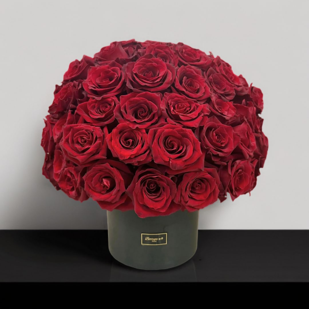 Red Roses In a Black Vase Red Roses In a Black Vase - Red roses elegantly assorted in a black vase.